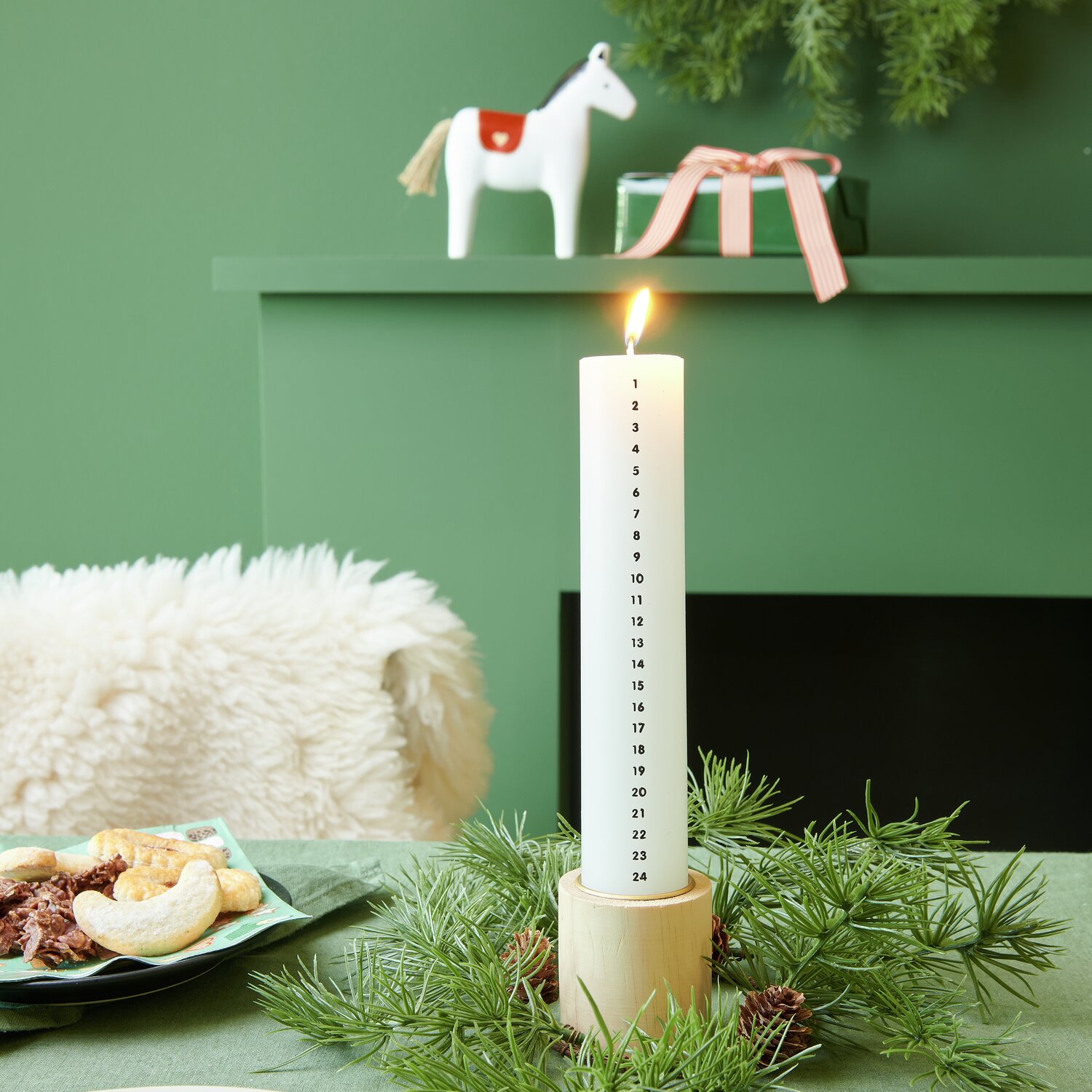 Adventskalender Kerze  Ø4x20cm Farbe Weiß von Rico Design