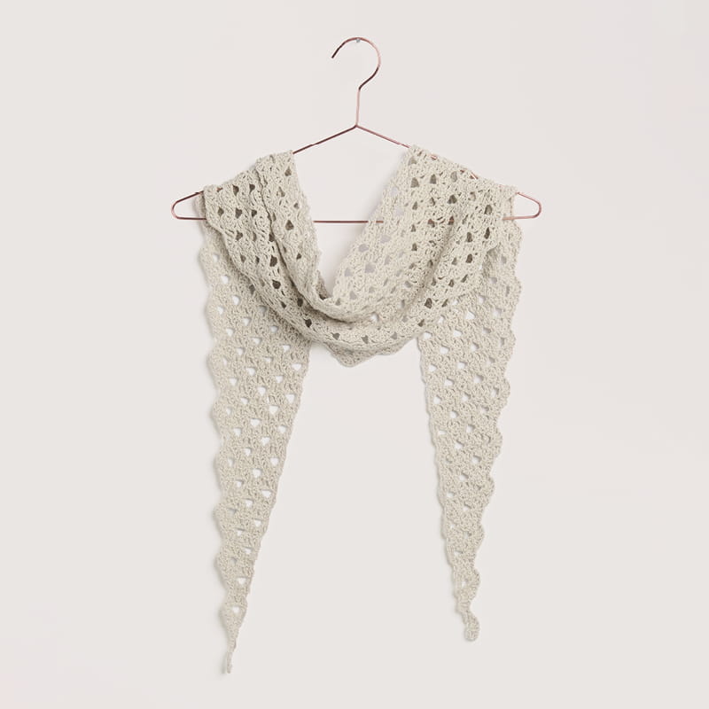 Gehäkeltes Dreieckstuch in Hellgrau: Modell 08 aus dem Heft Luxury Knits Summer Pieces
