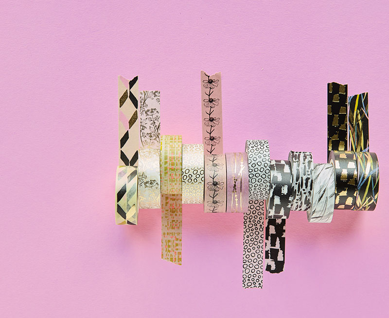 Washi Tapes mit verschiedenen Mustern und Motiven sind nebeneinander aufgereiht. Flatlay von Produkten aus der Kollektion In The Meadow.