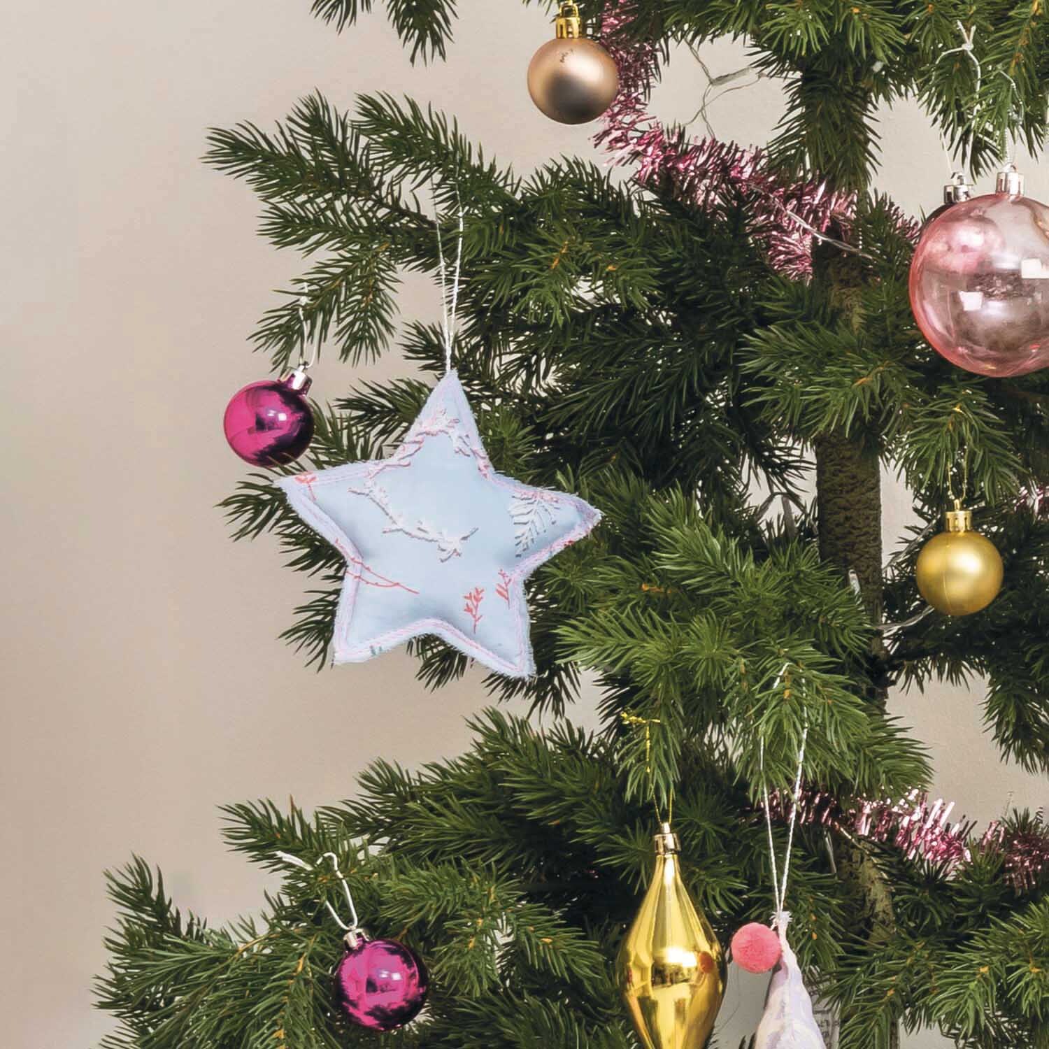 Nähanleitung weihnachtlicher Stern-Anhänger aus Stoff Nähanleitung weihnachtlicher Stern-Anhänger aus Stoff