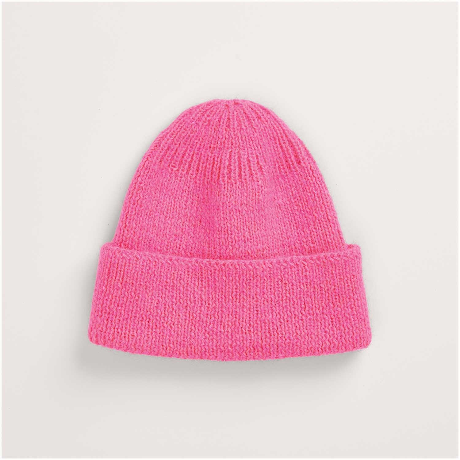 Strickset Mütze Modell 01 in leuchtendem Pink, doppelfädig gestrickt aus der Kollektion "Made by Me Nr. 17". Die Mütze ist auf einer neutralen Oberfläche präsentiert. Ideal für stilvolle Wintertage.