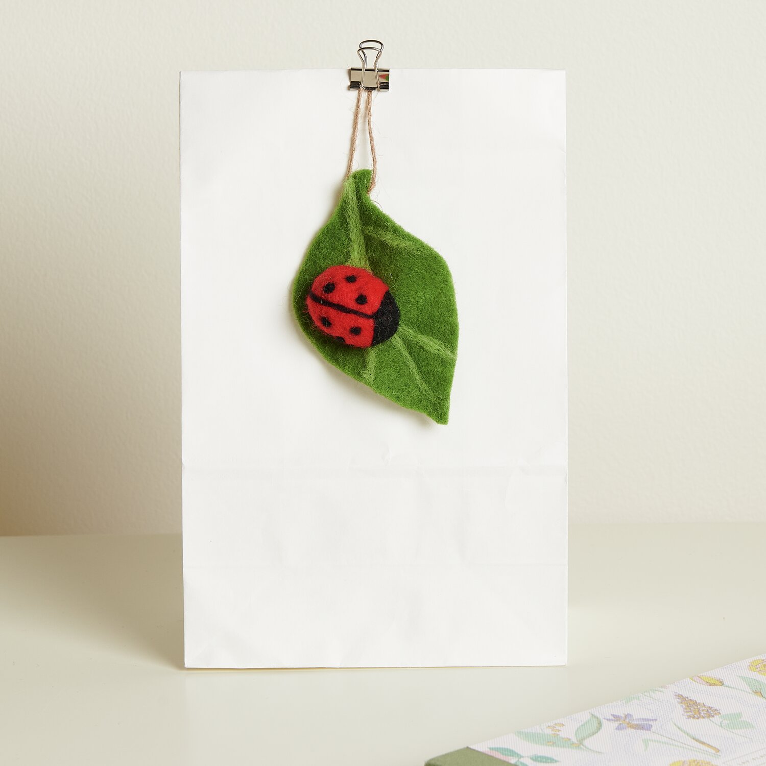 Aufhänger Filz-Blatt mit Marienkäfer 10x6,5x2,4cm von Rico Design