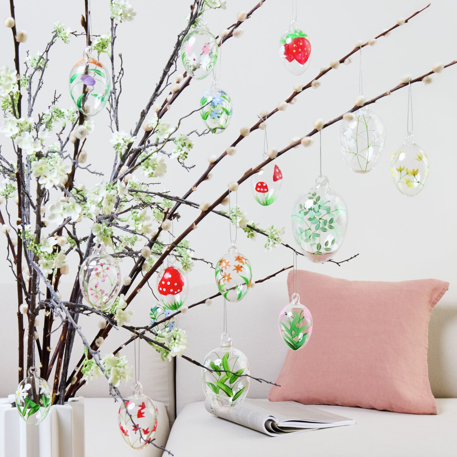 Glas Eier Blumenwiese handbemalt 4 Stück: Dekorative, handbemalte Glaseier an blühenden Zweigen.