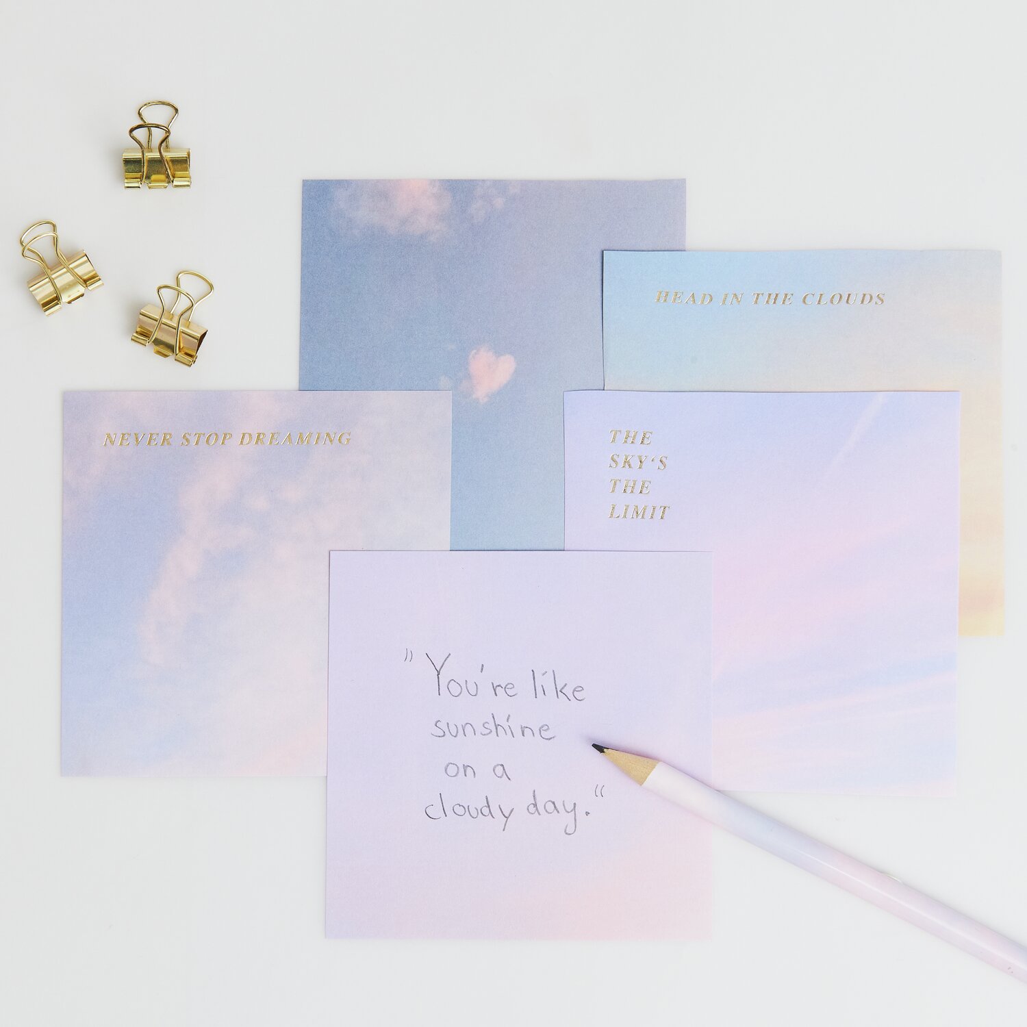 Paper Poetry Notizzettel-Box The Sky is the Limit mit 200 Blättern in Pastelltönen, 9x9cm. Enthält goldene Klammern und einen Bleistift.
