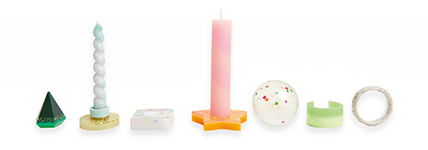 Verschiedenen bunte Dekoformen, Kerzenhalter mit Stabkerzen und Serviettenringe aus Resin gegossen.