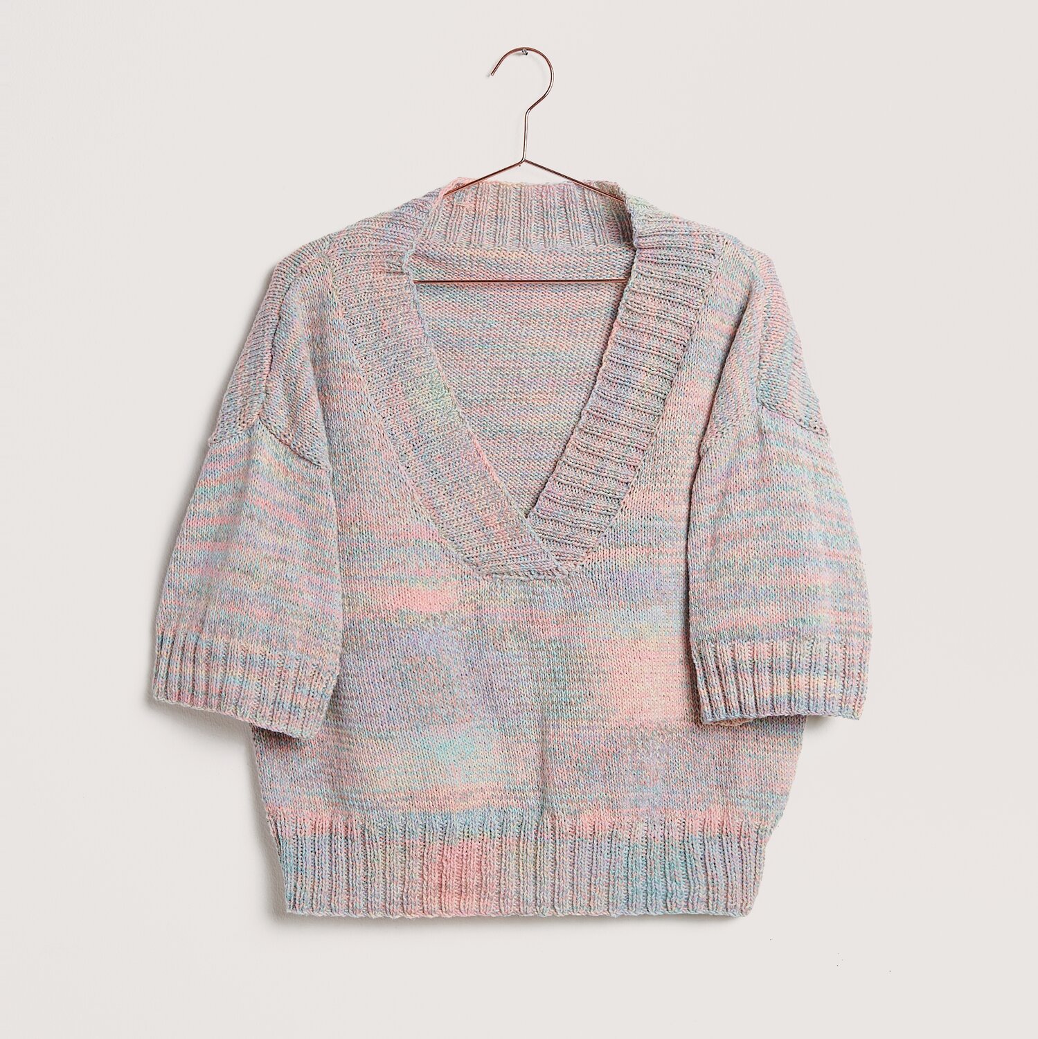 Creative Summer Sprinkles 100g 320m Farbe Marshmallows von Rico Design Die Neue Masche No. 12 Frühjahr-Sommer Pullover mit V-Ausschnitt in Pastelltönen auf Bügel.