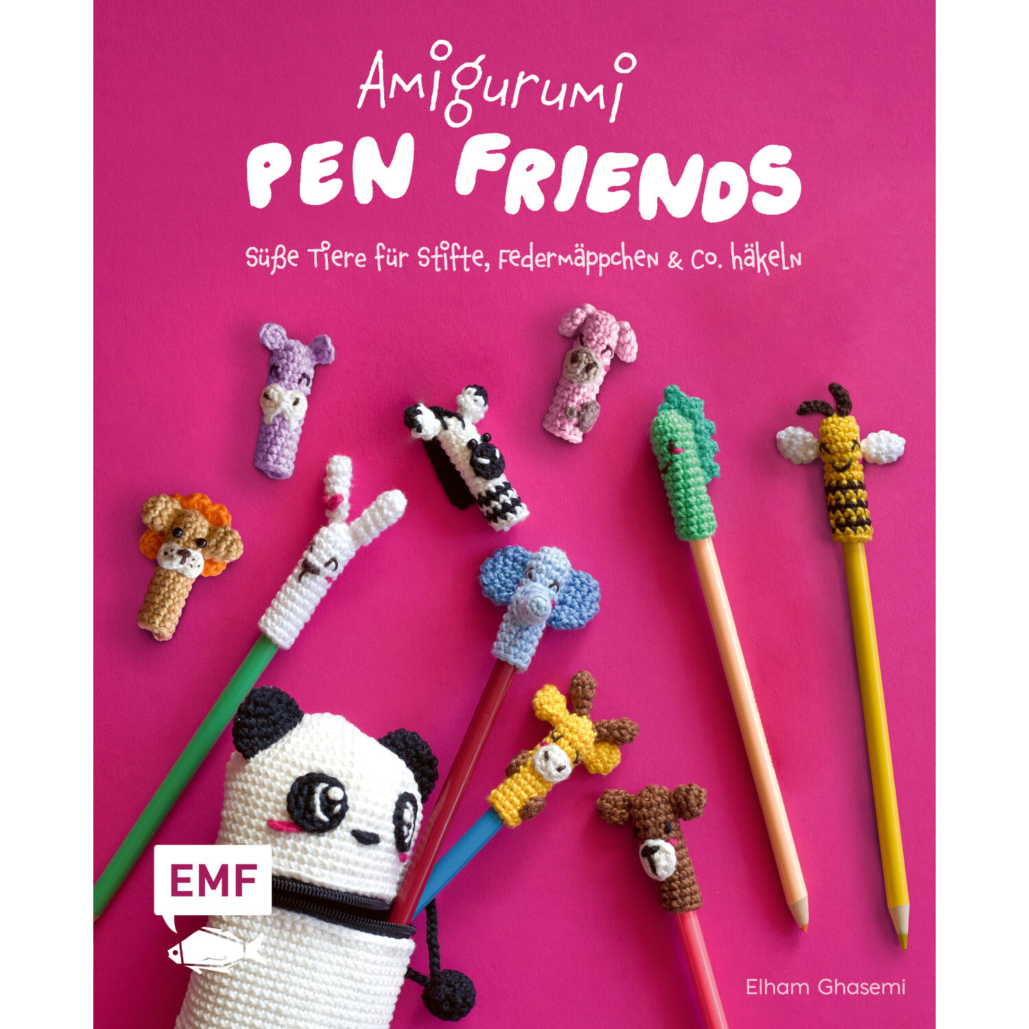 Amigurumi Pen Friends: Bunte gehäkelte Tierfiguren auf Stiften vor pinkem Hintergrund.