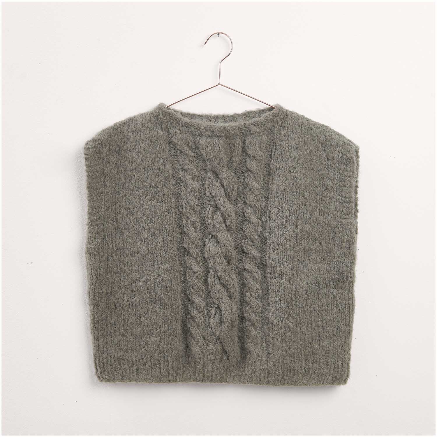 Grau melierter Pullunder aus Strickset Modell 13 von Made by Me Nr. 17 Uni, präsentiert auf einem Kleiderbügel. Der Pullunder zeigt ein Zopfmuster in der Mitte. Ideal für stilvolle, warme Outfits.
