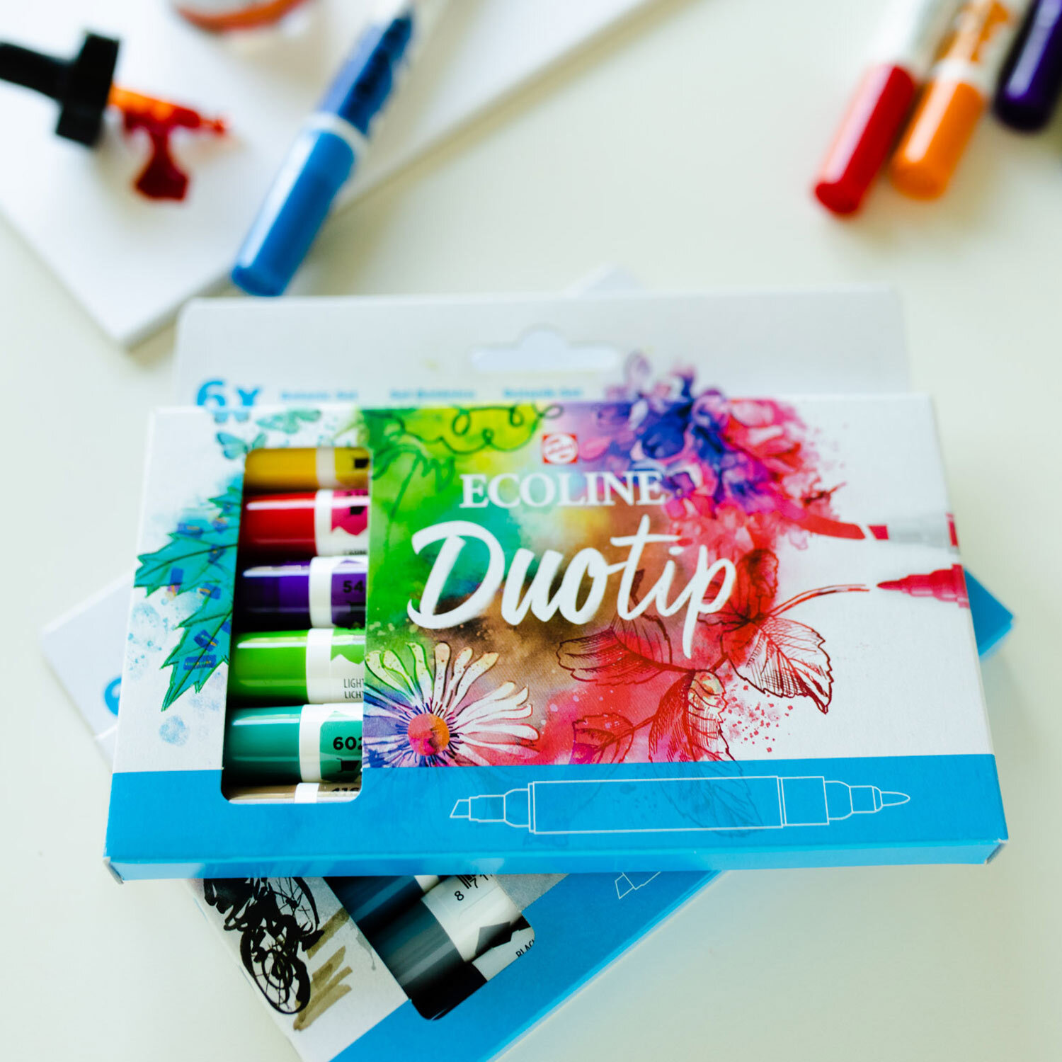 Das Bild zeigt ein Set von sechs Ecoline Duotip Markern in leuchtenden Farben, präsentiert in einer ansprechend gestalteten Verpackung. Die Marke Royal Talens steht für Qualität und Kreativität. Ideal für botanische Illustrationen.