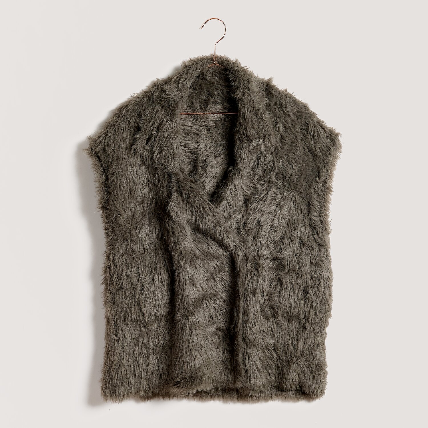 Creative Fur, Rico Design, Kunstfell-Weste in dunklem Khaki, strukturierte Floroptik, Modellbeispiel für Garn, 100g 130m, frontal am Bügel hängend