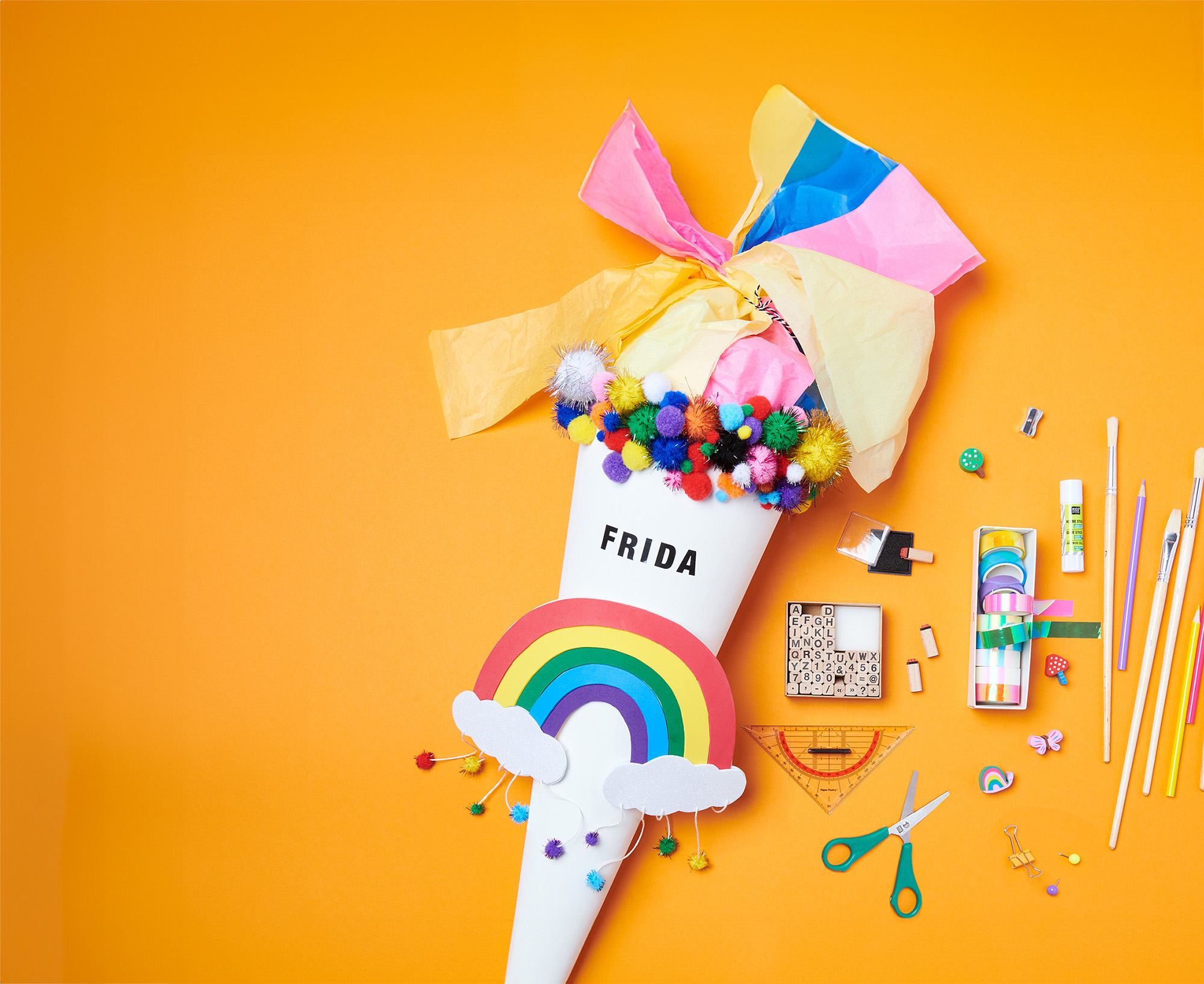 Schultüte mit Regenbogen Motiv und Produkte für den Schulstart