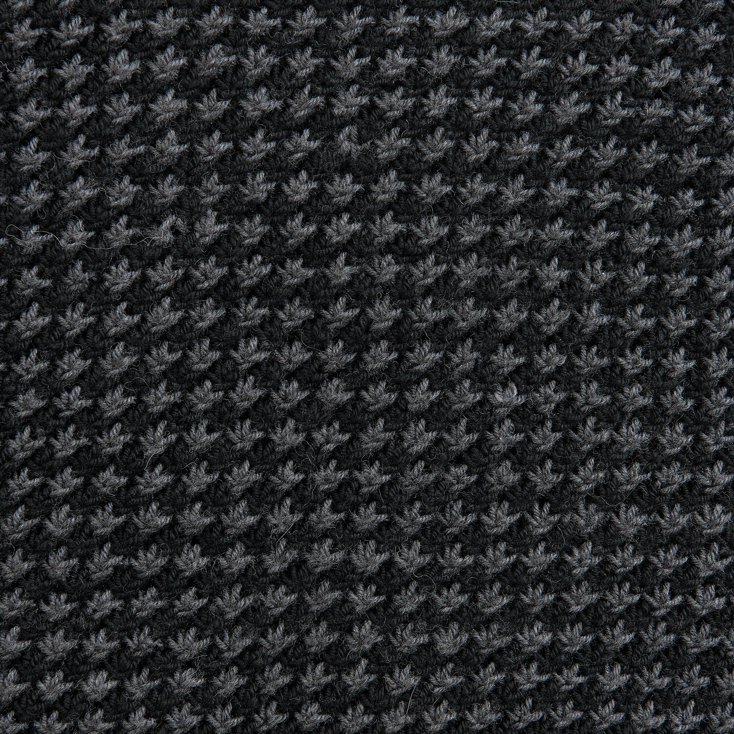 Die Neue Masche No. 16 Herbst, Wolle Rödel, detailreiche Nahaufnahme eines dichten Strickmusters mit feinen hellgrauen Maschen auf dunklem Hintergrund