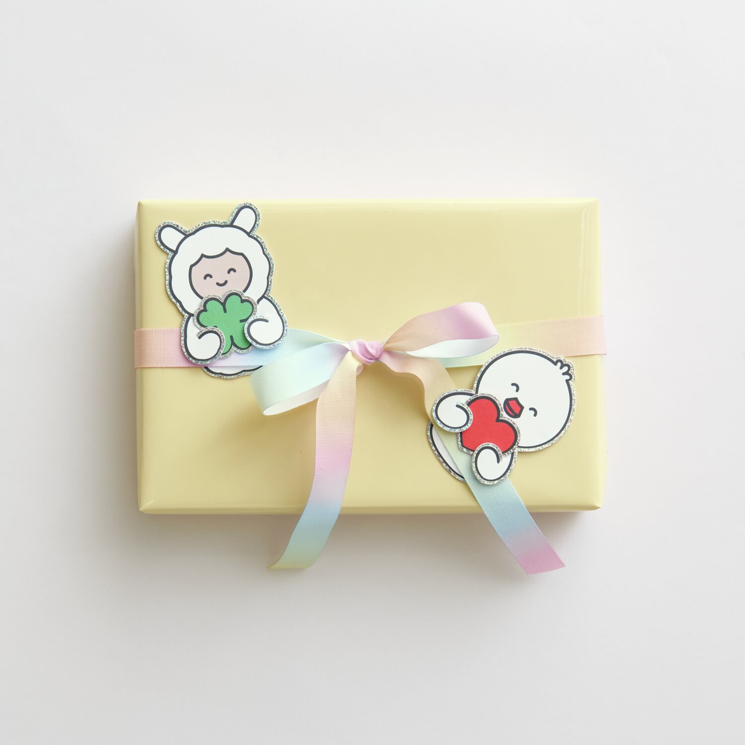Paper Poetry Clip-Ons Chingu Sky: Gelbes Geschenk mit buntem Band und süßen Tiermotiven, 14-teilig.
