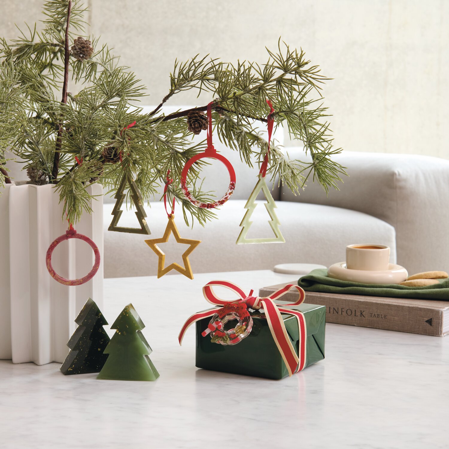 Silikon Gießform Tannenbaum: Festliche Dekoration mit grünen Tannenbäumen und bunten Anhängern.