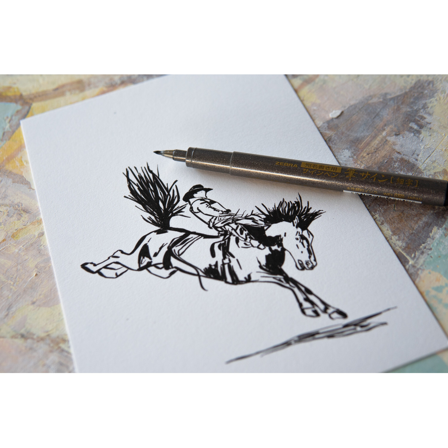 Brush Pen WF1 Grau von ZEBRA, ideal für detaillierte Zeichnungen, zeigt Cowboy auf Pferd.