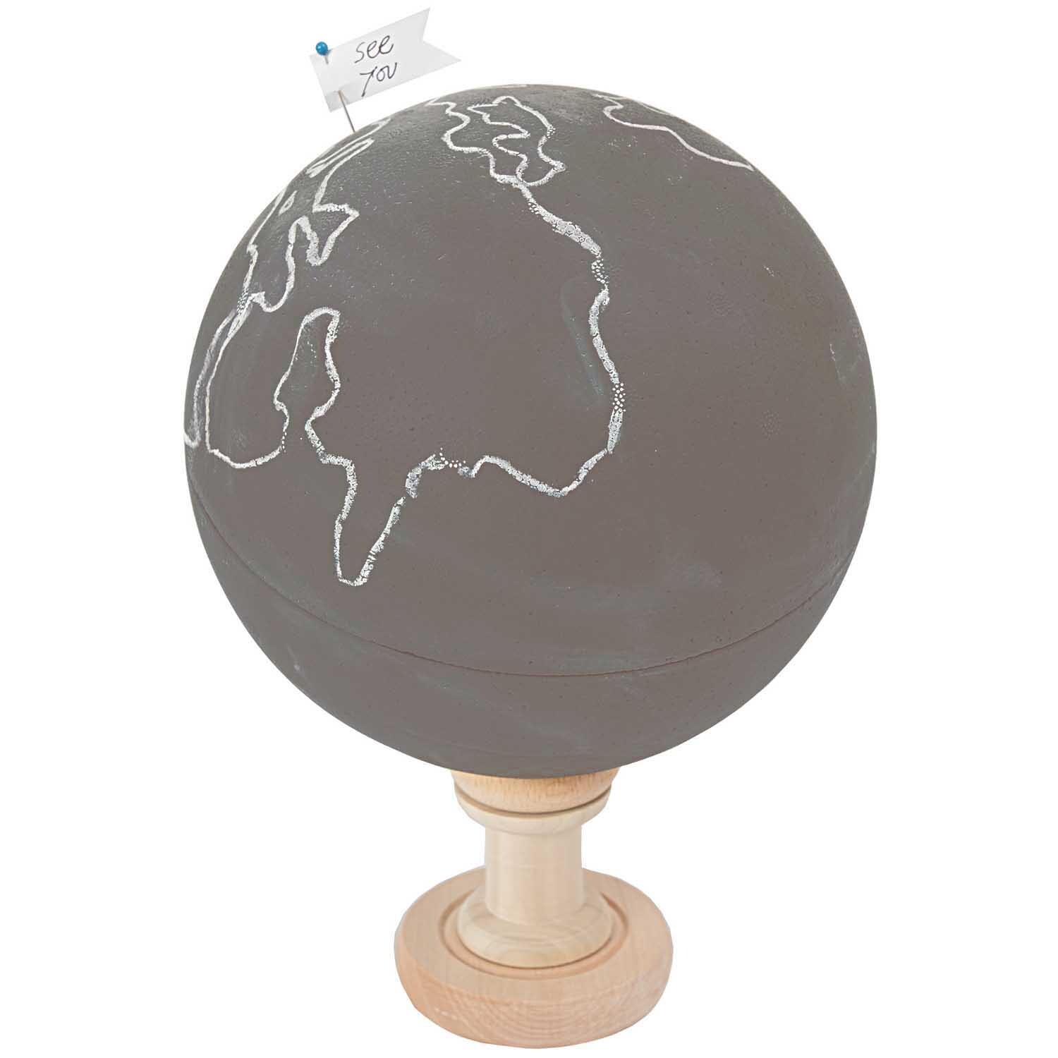 Tafelfarbe 250ml auf einem Globus in Kiesel, ideal zum Beschriften. Holzständer bietet stabilen Halt. Perfekt für kreative Dekorationen.