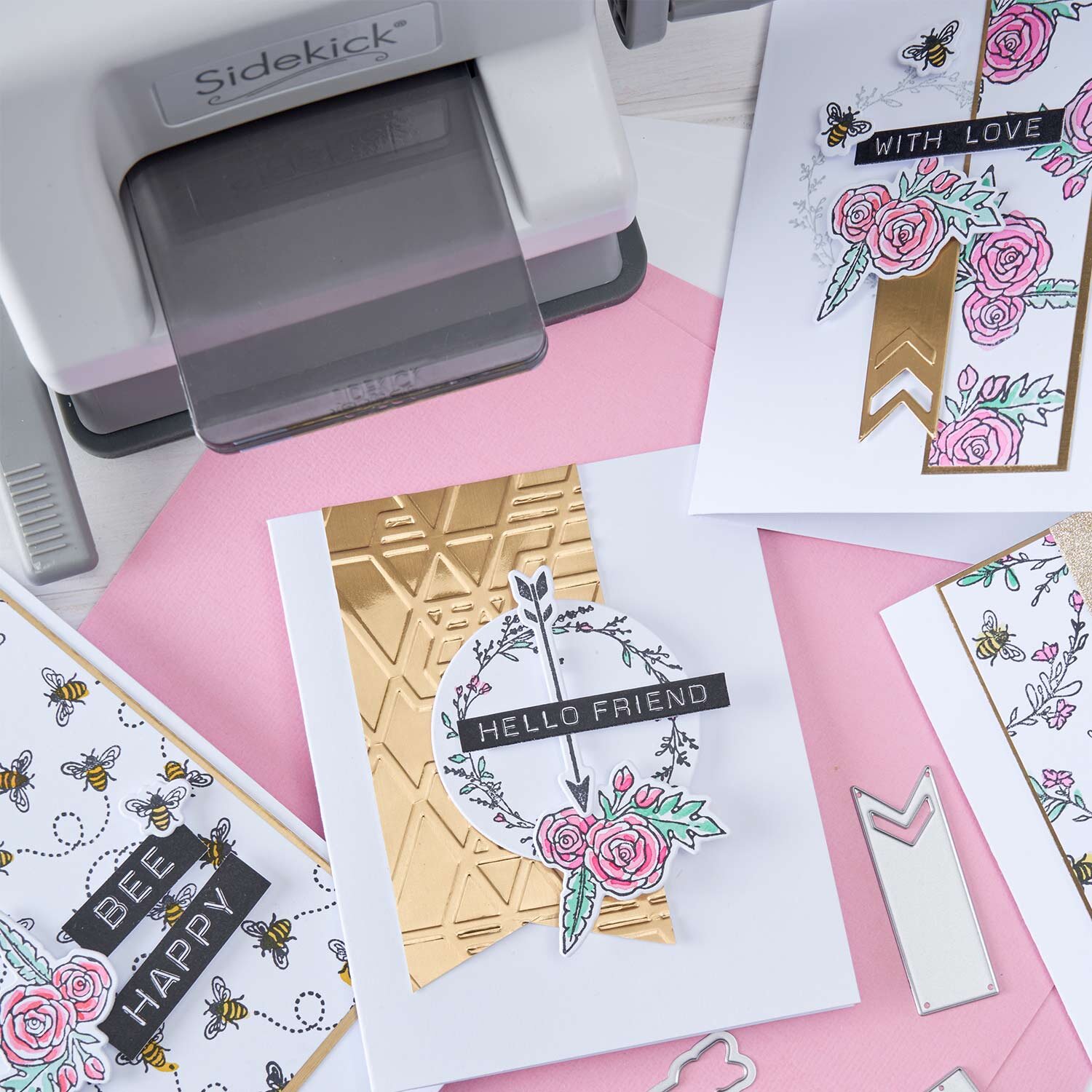 Sidekick Starter Kit Whit & Gray 19,7x9,4x13,9cm, Sizzix Stanzmaschine mit verzierten Grußkarten, floralen Motiven, Goldfolien-Elementen und passenden Stanzschablonen