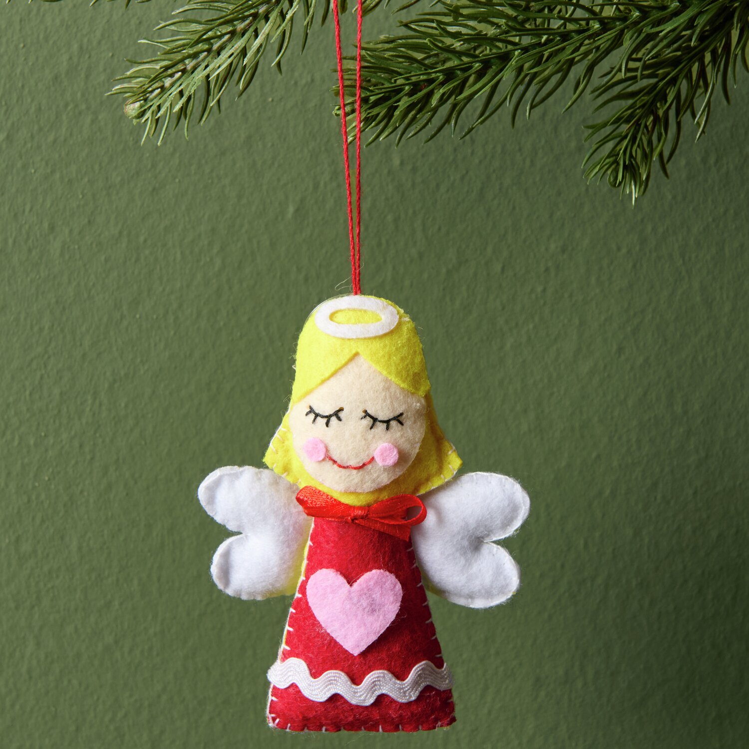 Aufhänger Filz-Engel mit Herz, Rot-Weiß, 10,5x8x1,7cm. Niedlicher Engel von Rico Design, ideal als Weihnachtsdekoration.