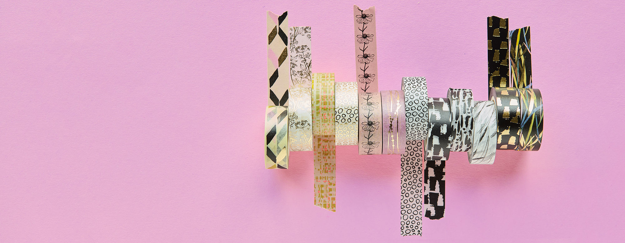Washi Tapes mit verschiedenen Mustern und Motiven sind nebeneinander aufgereiht. Flatlay von Produkten aus der Kollektion In The Meadow.
