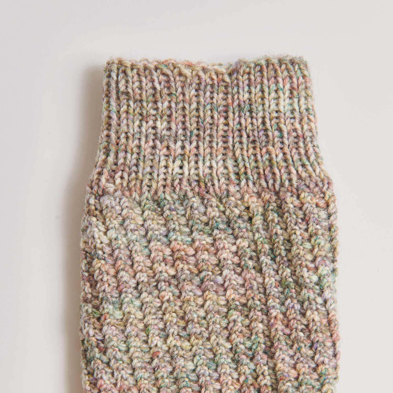 Die Neue Masche No. 13 Herbst von idee. Creativmarkt Socks Merino Multicolor 4-fädig, gestrickt aus bunter Wolle, zeigt ein detailreiches Muster.