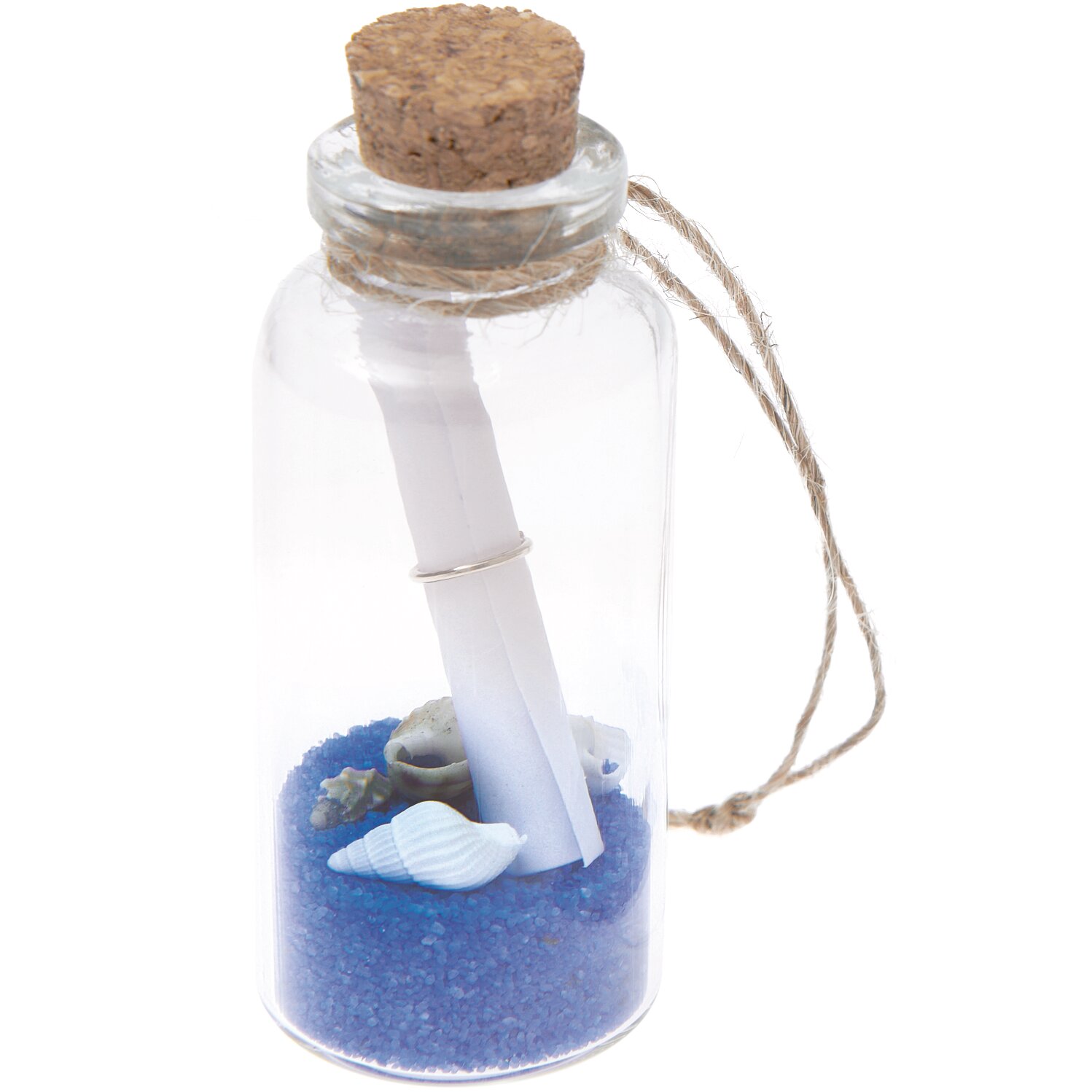 Hänger Flaschenpost mit Sand und Muscheln blau 6,5cm: Glasflasche mit Korken, gefüllt mit blauem Sand, Muscheln und einer Papierrolle.