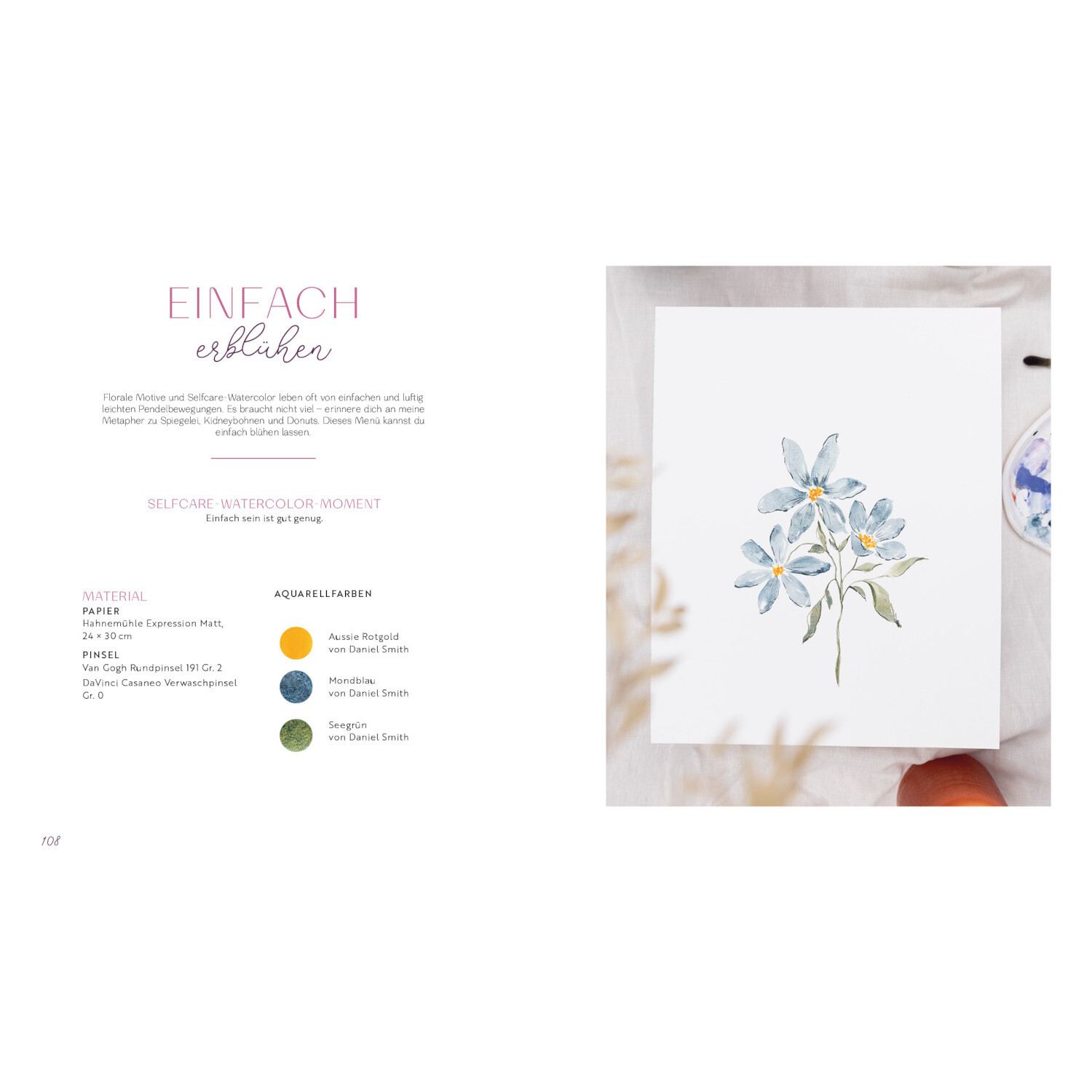 Selfcare Watercolor – Kreative Momente für mich: Aquarellbild mit blauen Blumen auf weißem Papier, daneben Farbpalette und Pinsel.