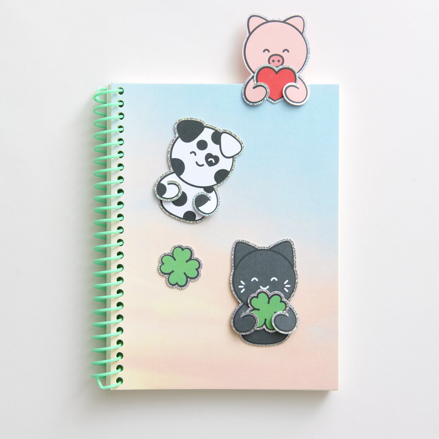 Paper Poetry Clip-Ons Chingu Tiere: Niedliche Tier-Clips auf einem pastellfarbenen Notizbuch. Ideal für kreative Dekoration.