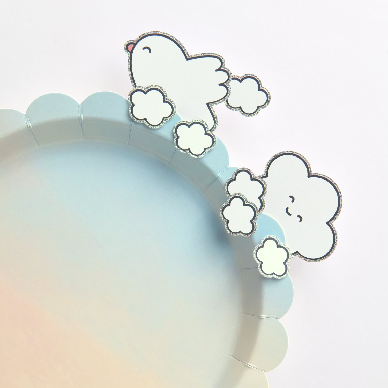 Paper Poetry Clip-Ons Chingu Wolken/Herzen Weiß, 8-teilig, zeigen niedliche Wolken- und Herzmotive auf einem pastellfarbenen Hintergrund.