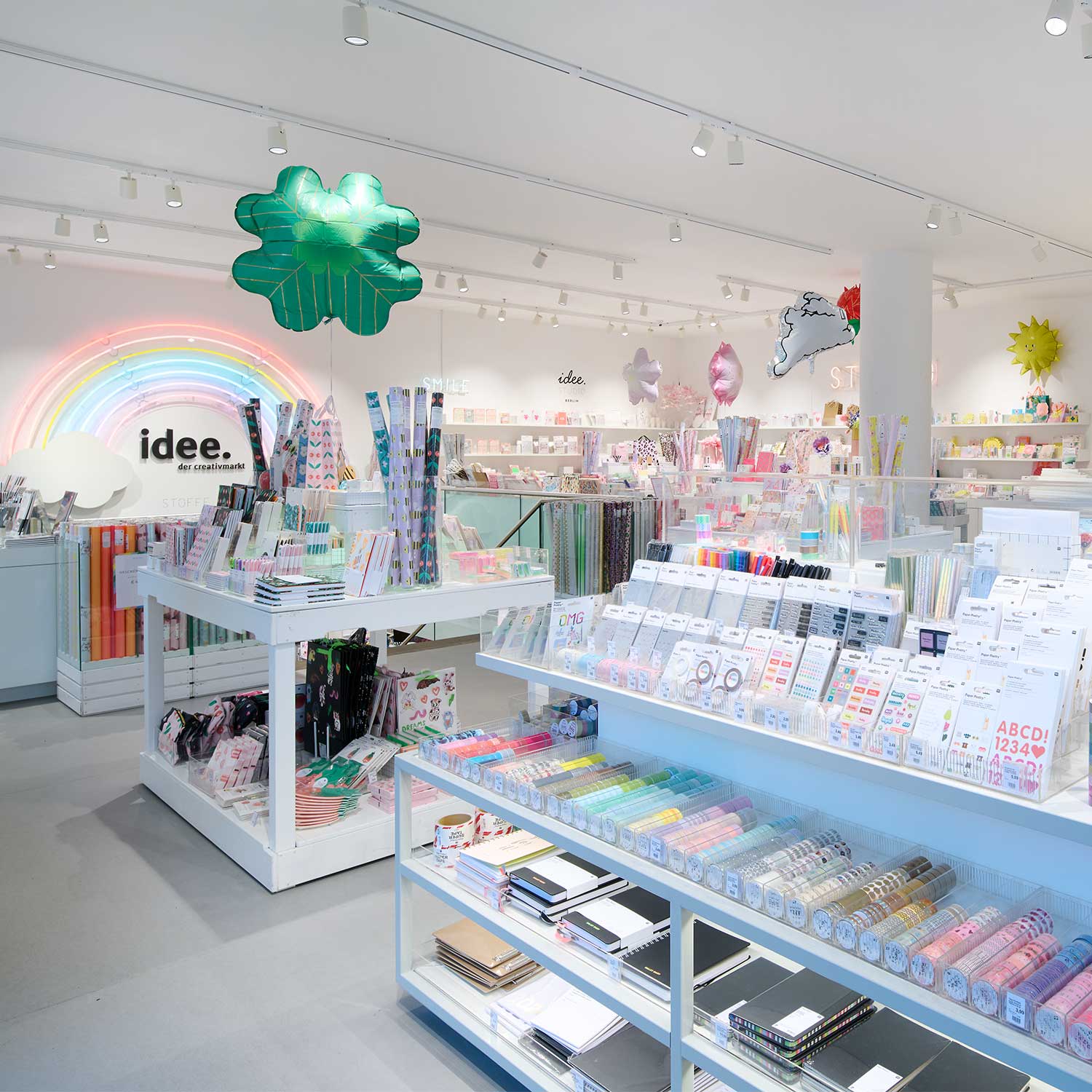 Eine idee. Creativmarkt Filiale von Innen. Unterschiedliche Tische mit Schreibwaren und Artikeln zum Geschenke verpacken.