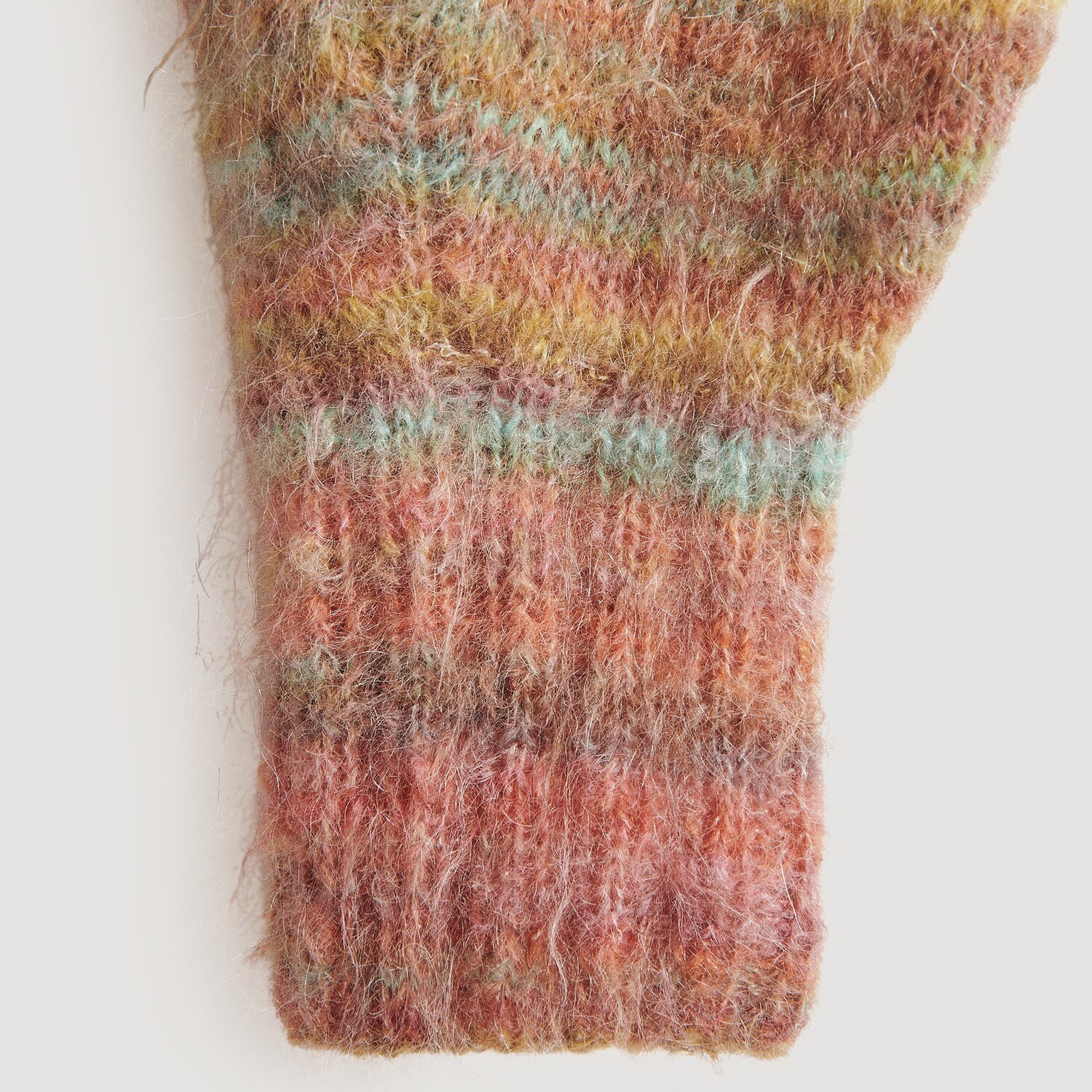 Die Neue Masche No. 13 Herbst von idee. Creativmarkt Fashion Meri Mohair Print: Strickärmel in warmen Herbsttönen, weiche Textur, ideal für kühle Tage.