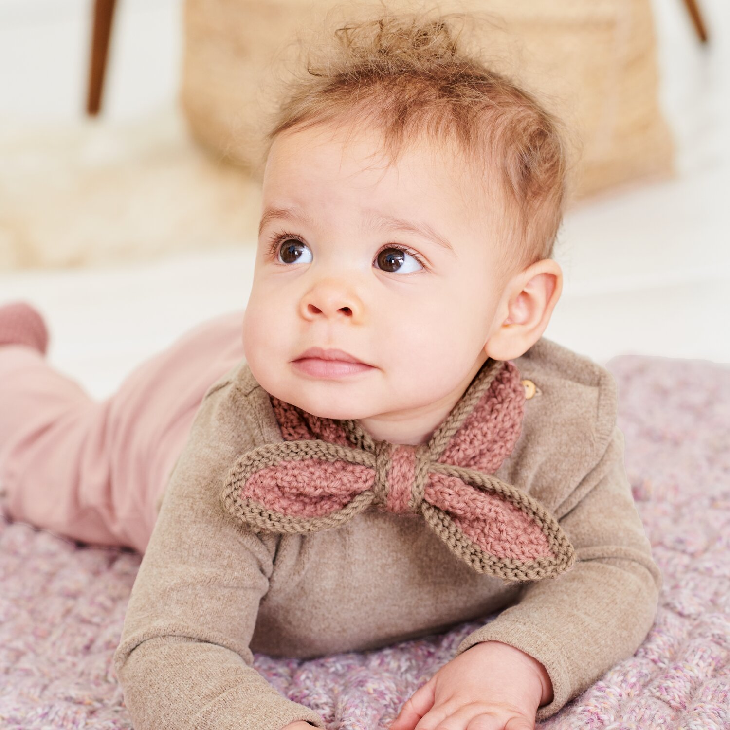 Strickset  Minituch Modell 04 aus Baby 044, gestricktes zweifarbiges Halstuch in Rosé und Beige, getragen von liegendem Baby auf passender Decke