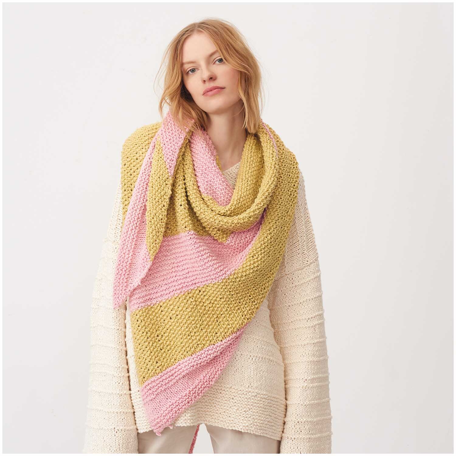 Creative So Cool + So Soft Cotton chunky 100g 100m Farbe Rosa von Rico Design Creative So Cool + So Soft Cotton chunky: Frau trägt gestrickten Schal in Rosa und Gelb von Rico Design, ideal für kühle Tage.