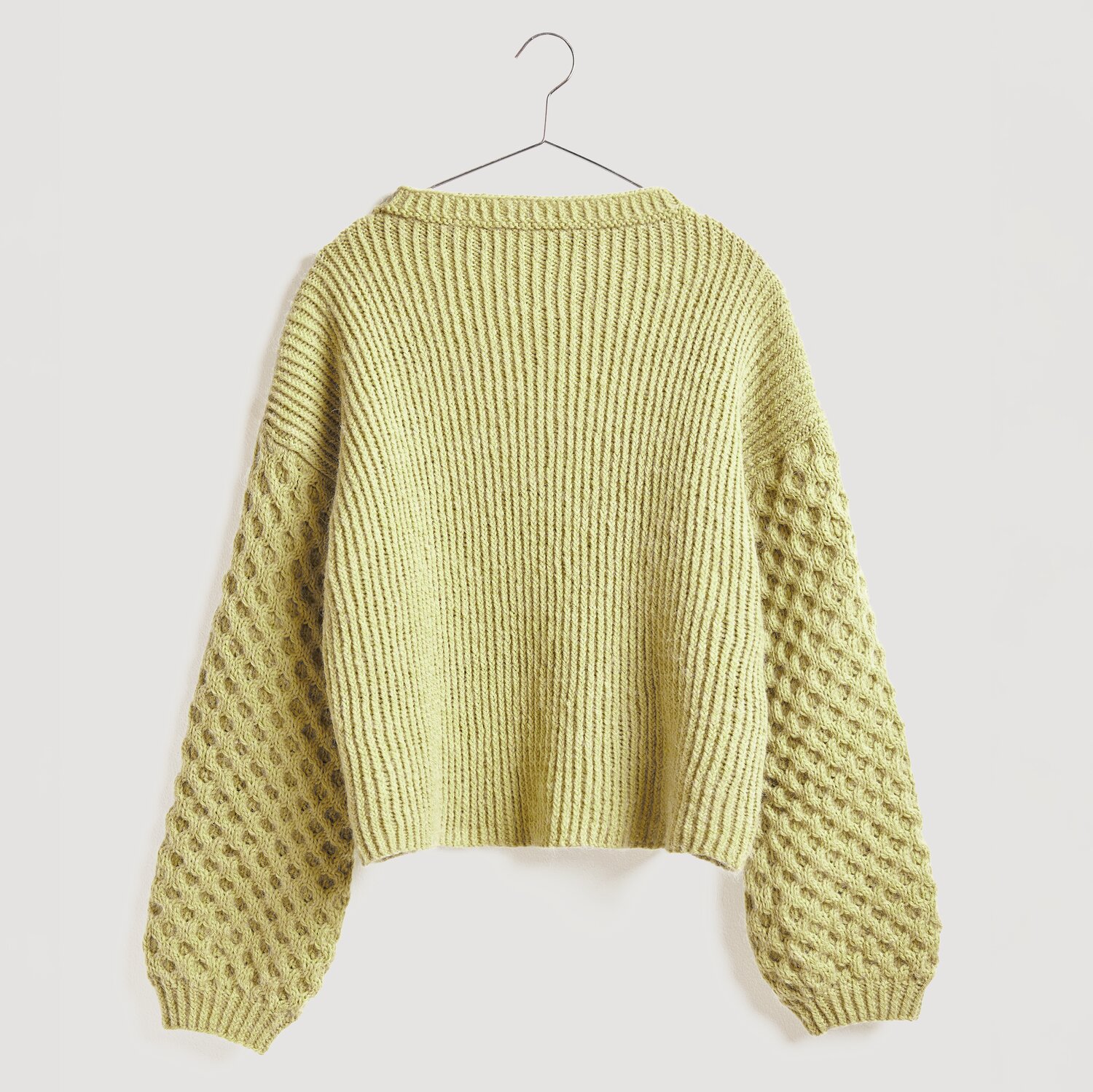 Die Neue Masche No. 13 Herbst von idee. Creativmarkt Strickset Pullover Modell 29 aus Die Neue Masche No. 13, gelb, mit Zopfmuster-Ärmeln.