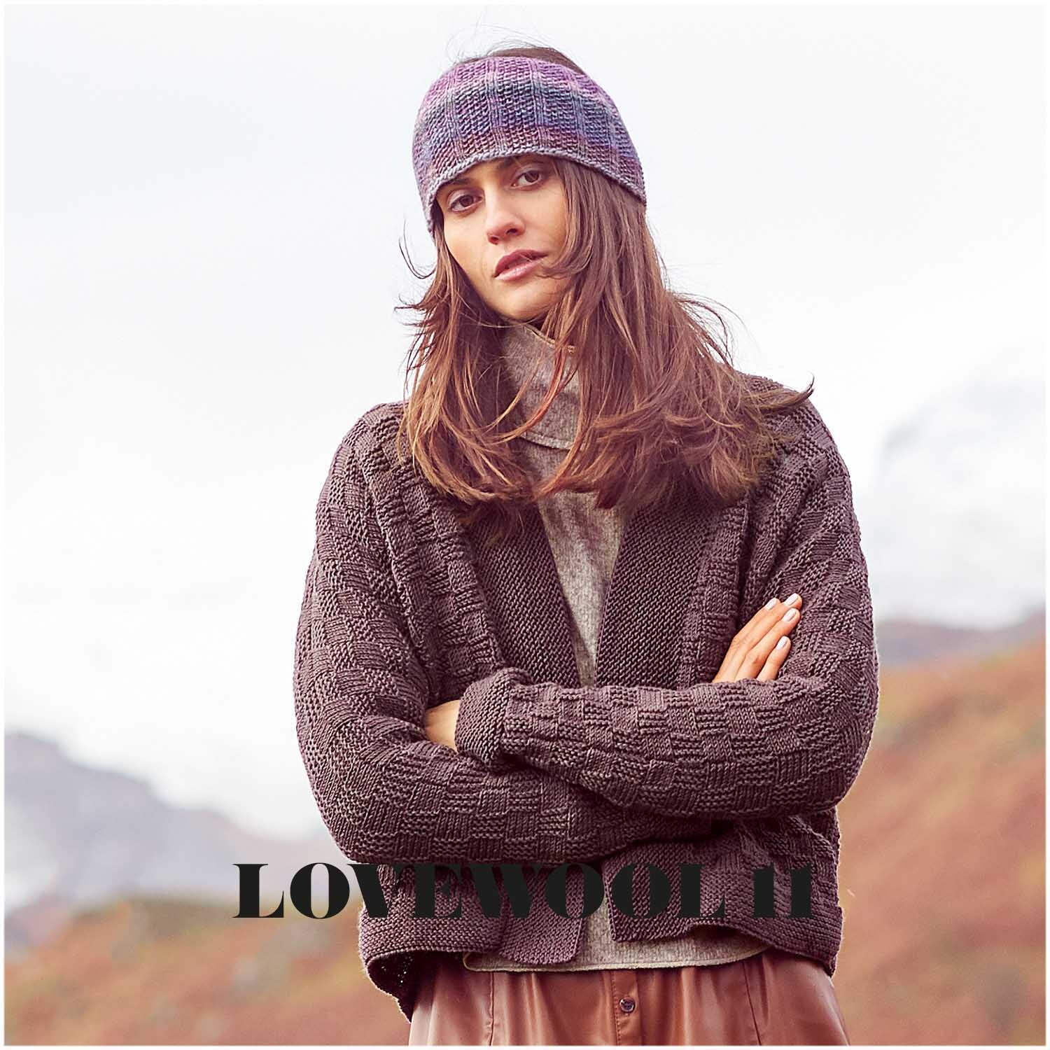 Essentials Merino dk: Frau in gestricktem Cardigan und Stirnband vor Berglandschaft, 50g 120m, Rico Design.