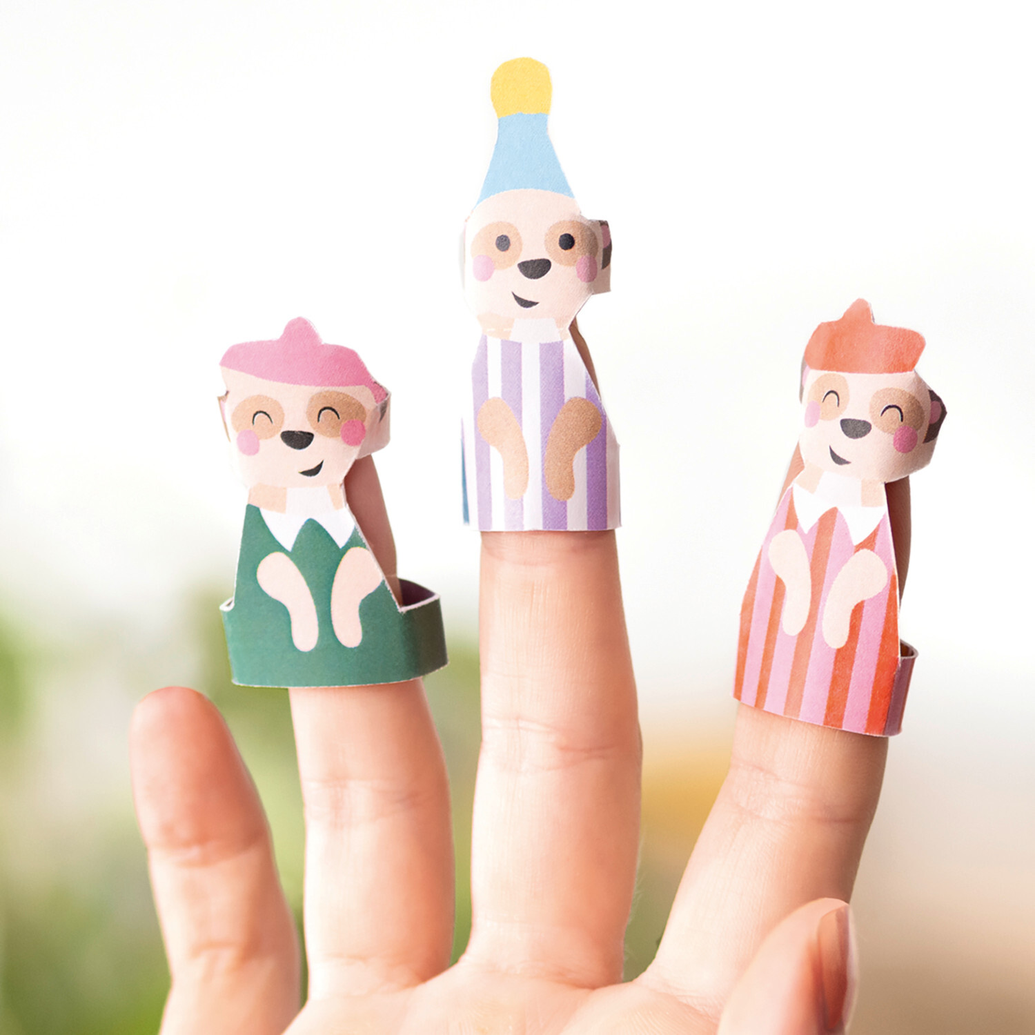 WOW Bastel Box Safari: Drei bunte Fingerpuppen aus Papier, ideal für kreative Bastelprojekte.