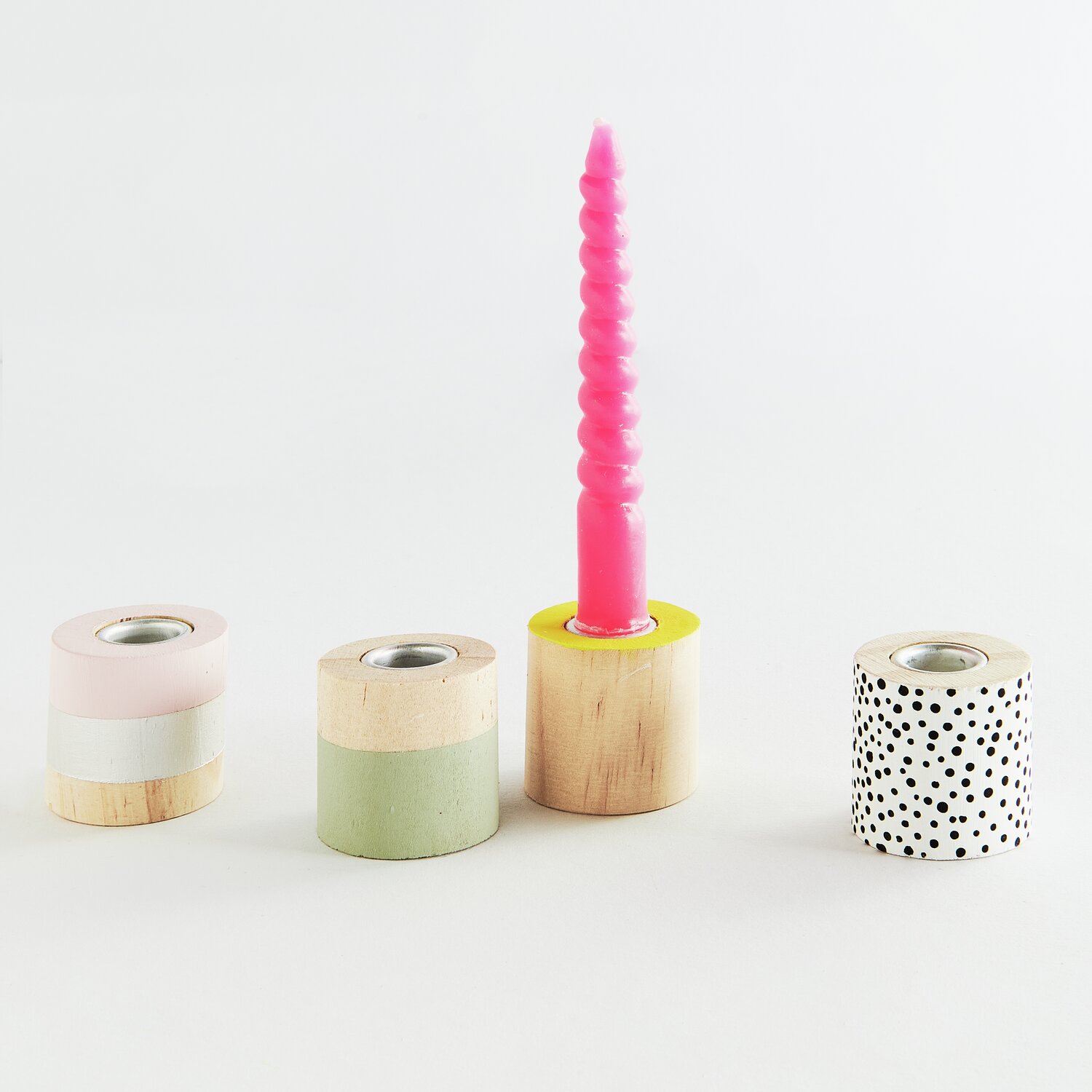Mini Kerzenhalter Zylinder Ø3x3cm 4 Stück von Rico Design Mini Kerzenhalter Zylinder, Ø3x3cm, 4 Stück, in Pastellfarben und Muster, mit pinker Kerze.
