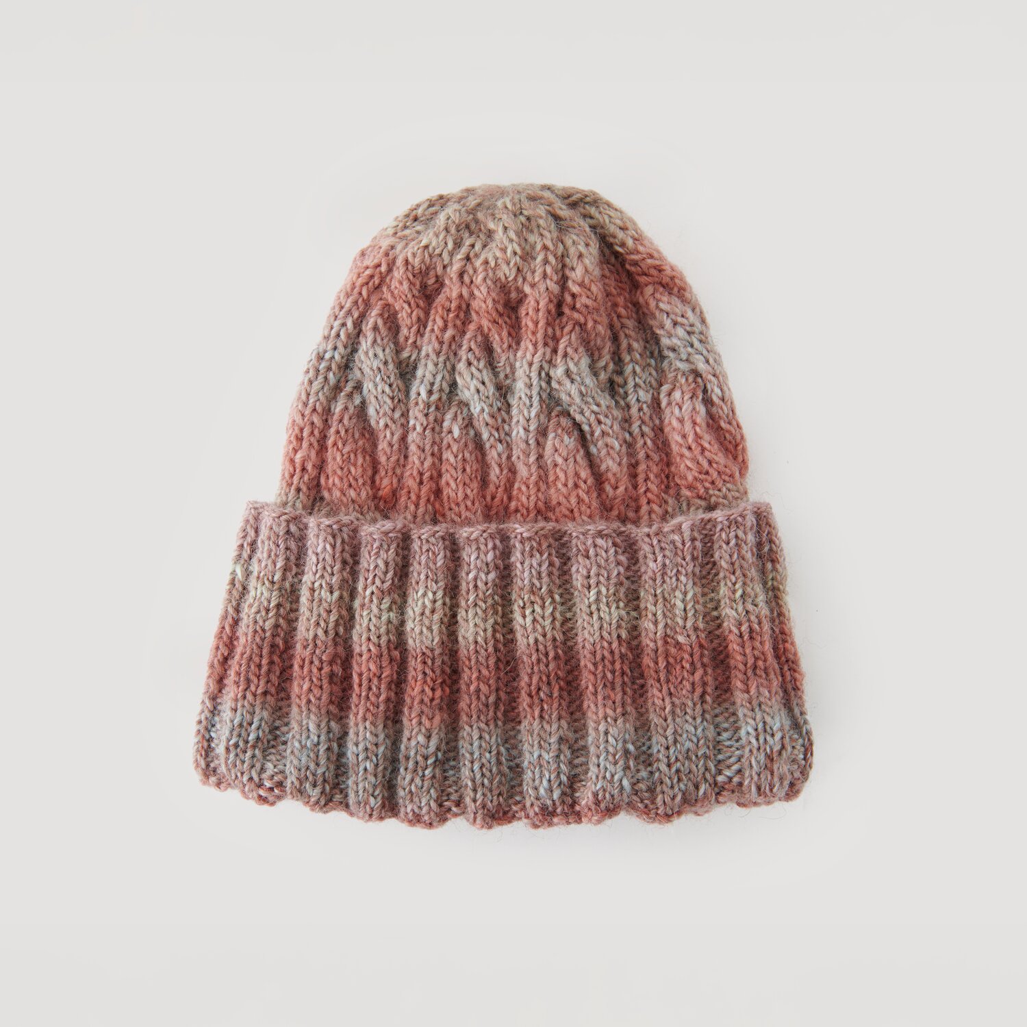 Lovewool No. 21 Herbst-Winter Sprachauswahl deutsch von Rico Design Strickmütze in warmen Erdtönen mit Zopfmuster. Marke: Modell Legeware. Perfekt für kalte Tage, bietet Stil und Komfort. Ideal für Herbst- und Wintergarderoben.
