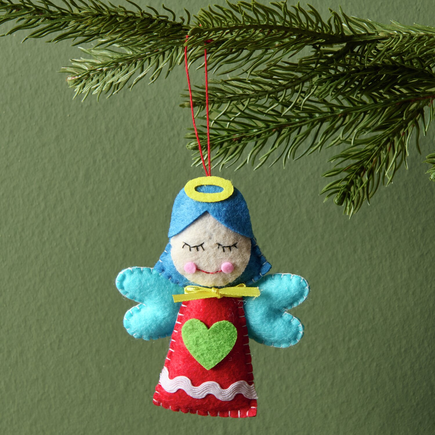 Aufhänger Filz-Engel mit Herz, Rot-Blau, 10,5x8x1,7cm. Niedlicher Engel aus Filz mit Herzmotiv, ideal als Weihnachtsdekoration.