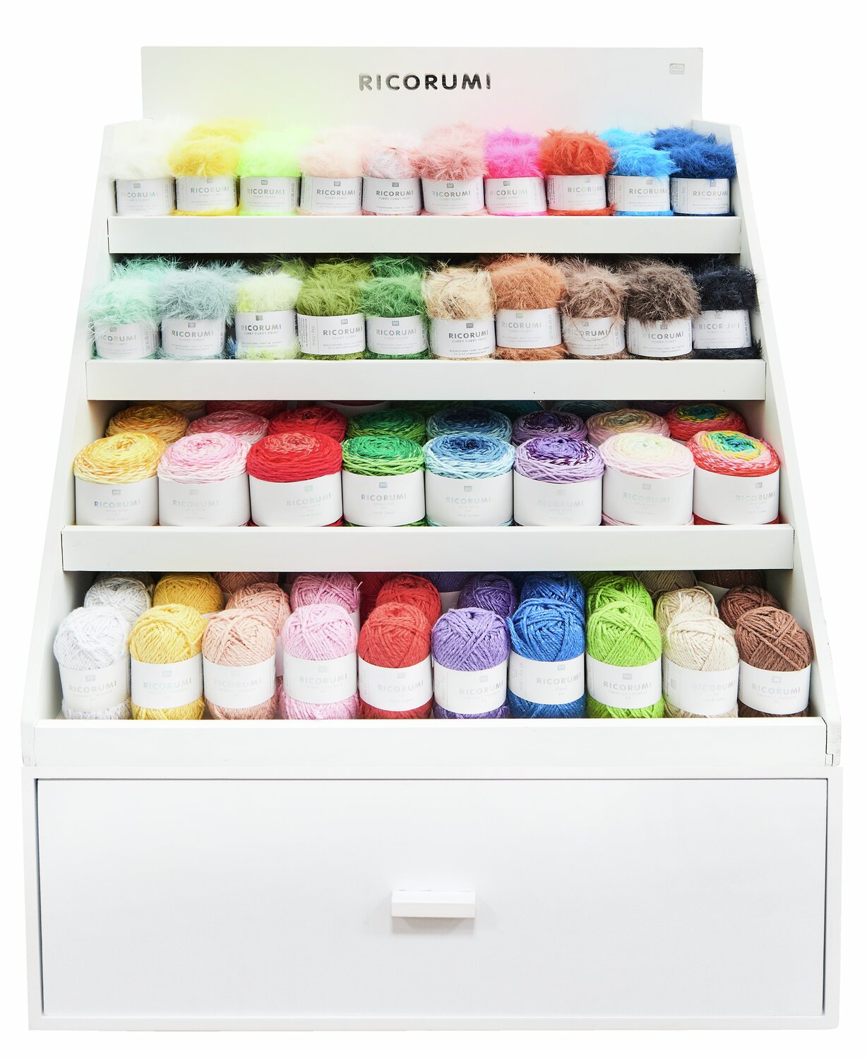 Display Ricorumi Spin Spin + Twinkly Twinkly + Furry (Print) doppelt zeigt bunte Garnrollen in Weiß, Gelb, Koralle und mehr auf einem Regal.