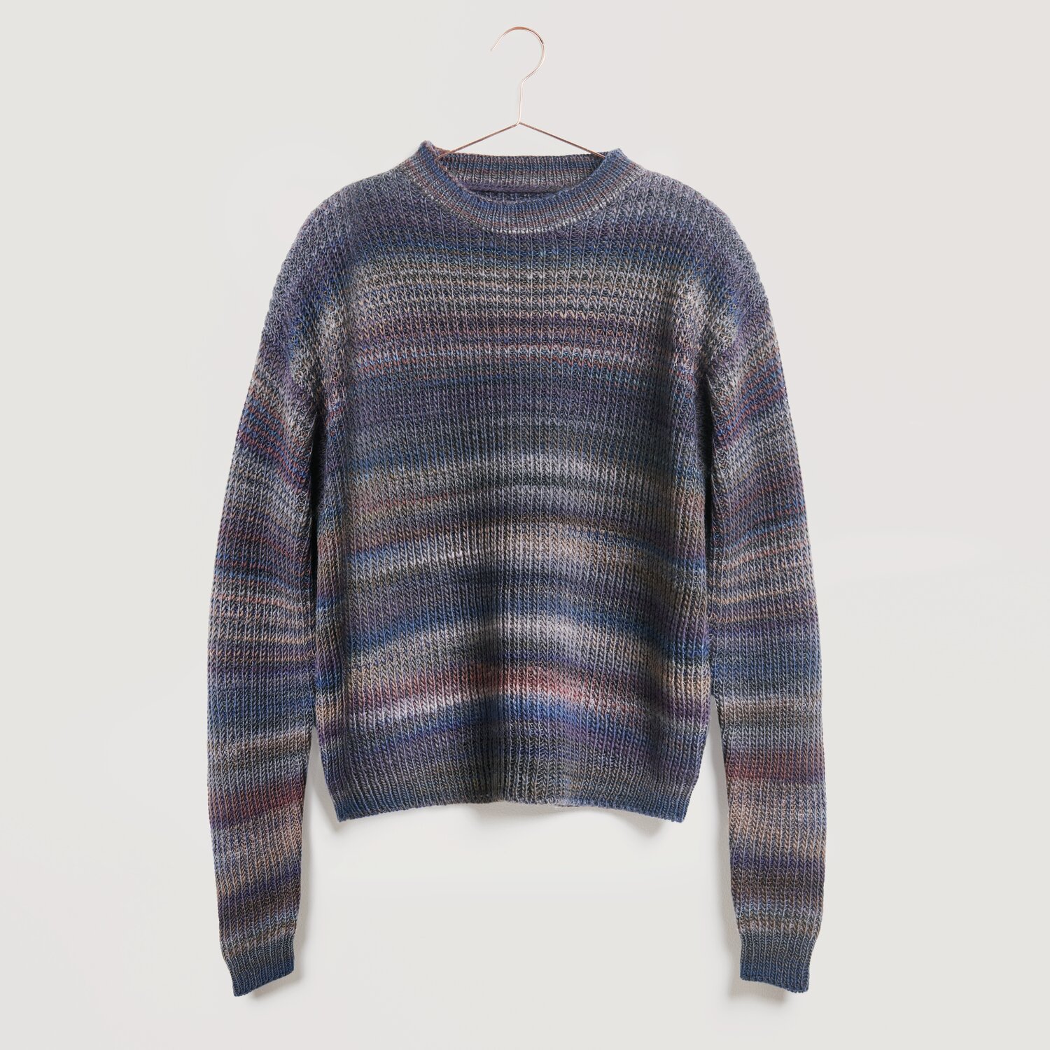Lovewool No. 21 Herbst-Winter Sprachauswahl deutsch von Rico Design Pullover in Blau- und Grautönen, Modell Legeware. Der Strickpullover hat ein dezentes Muster und lange Ärmel. Perfekt für kühle Tage, stilvoll und bequem.