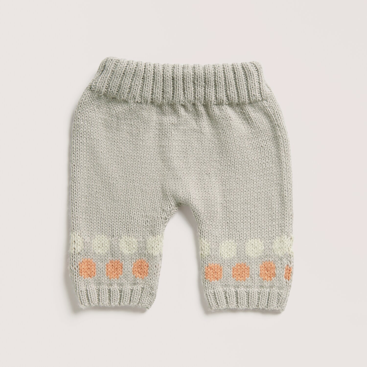 Rico Baby 042 Sprachauswahl deutsch von Rico Design Strickset Hose Modell 06 aus Baby 042, silbergrau mit apricotfarbenen Details, von Rico Design. Ideal für Babybekleidung.