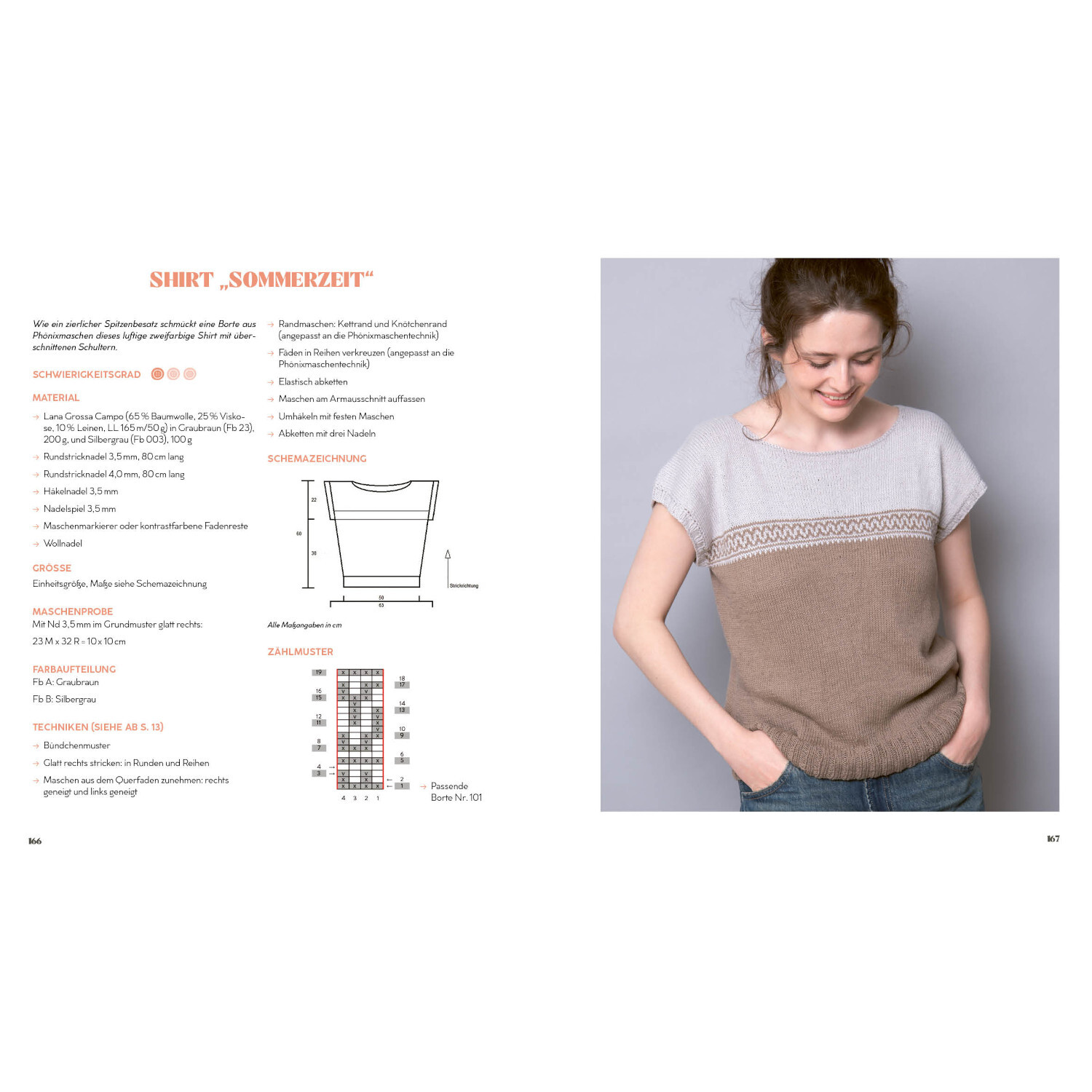 Strickmusterbibel - Hebemaschen: Frau trägt zweifarbiges Shirt mit Hebemaschenmuster.