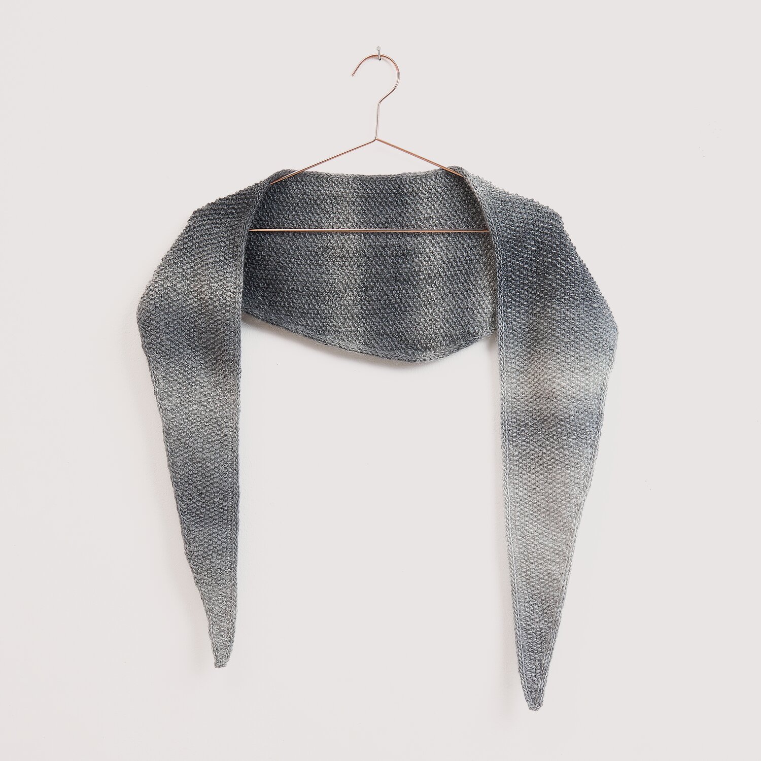Die Neue Masche No. 16 Herbst, Stricktuch von Wolle Rödel, dreieckiges Tuch mit feinem Farbverlauf, locker über einem Kleiderbügel hängend