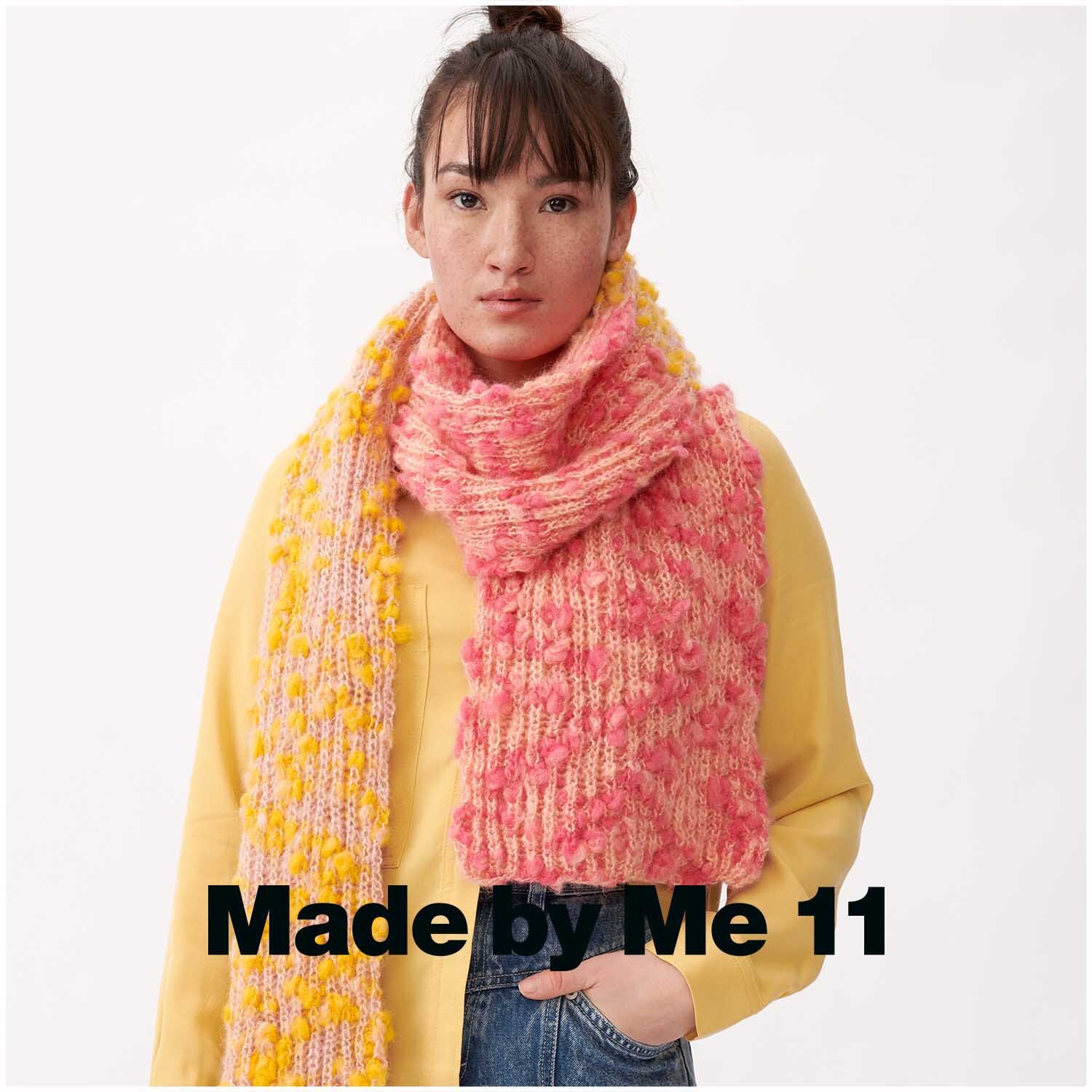 Fashion Alpaca Vibes aran: Frau trägt apricot-pinkfarbenen Schal von Rico Design, kombiniert mit gelbem Oberteil.