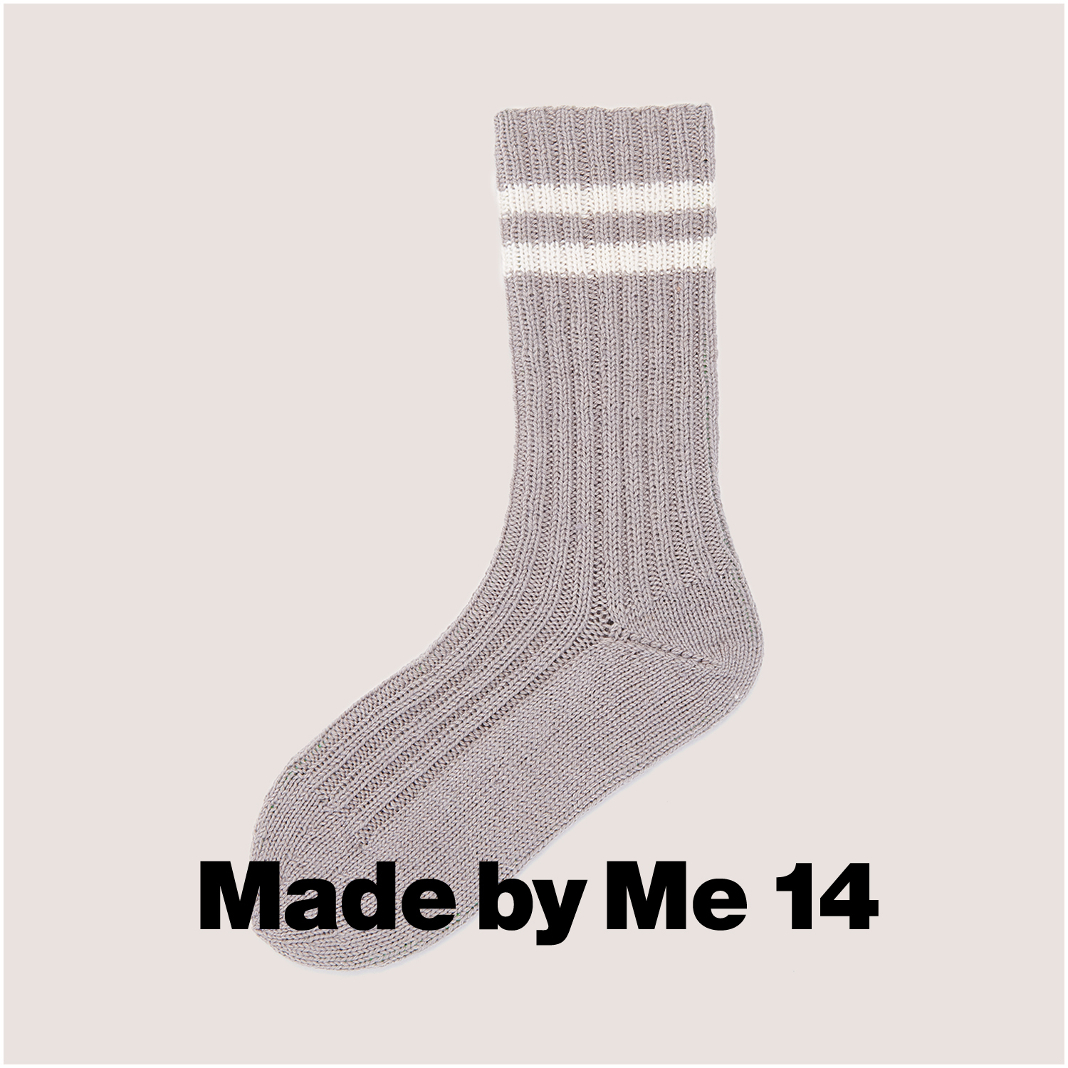 Superba Bamboo Uni 4fädig: Hellgraue Socke mit zwei weißen Streifen, gestrickt aus Rico Design Garn.