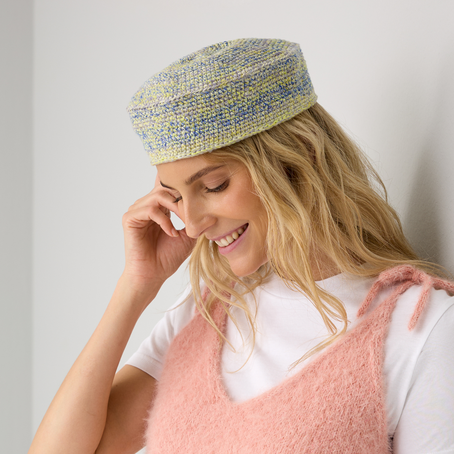 Häkelset Barett Modell 20a: Frau trägt pastellfarbenes Barett aus Die Neue Masche No. 15.