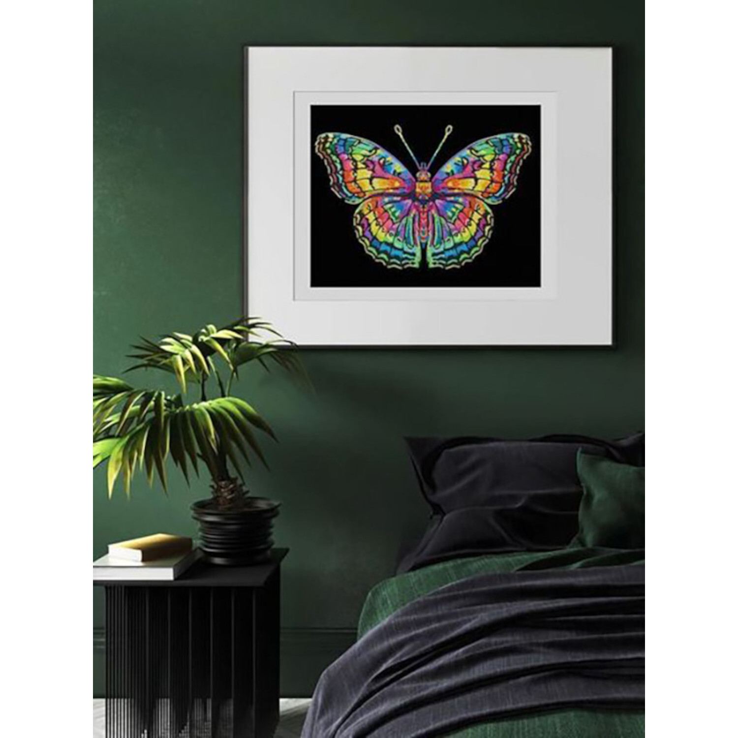 Diamond Painting Neon Schmetterling 45x5cm von Carletto Deutschland Diamond Painting Neon Schmetterling: Buntes Kunstwerk in weißem Rahmen, aufgehängt an grüner Wand über einem Bett.