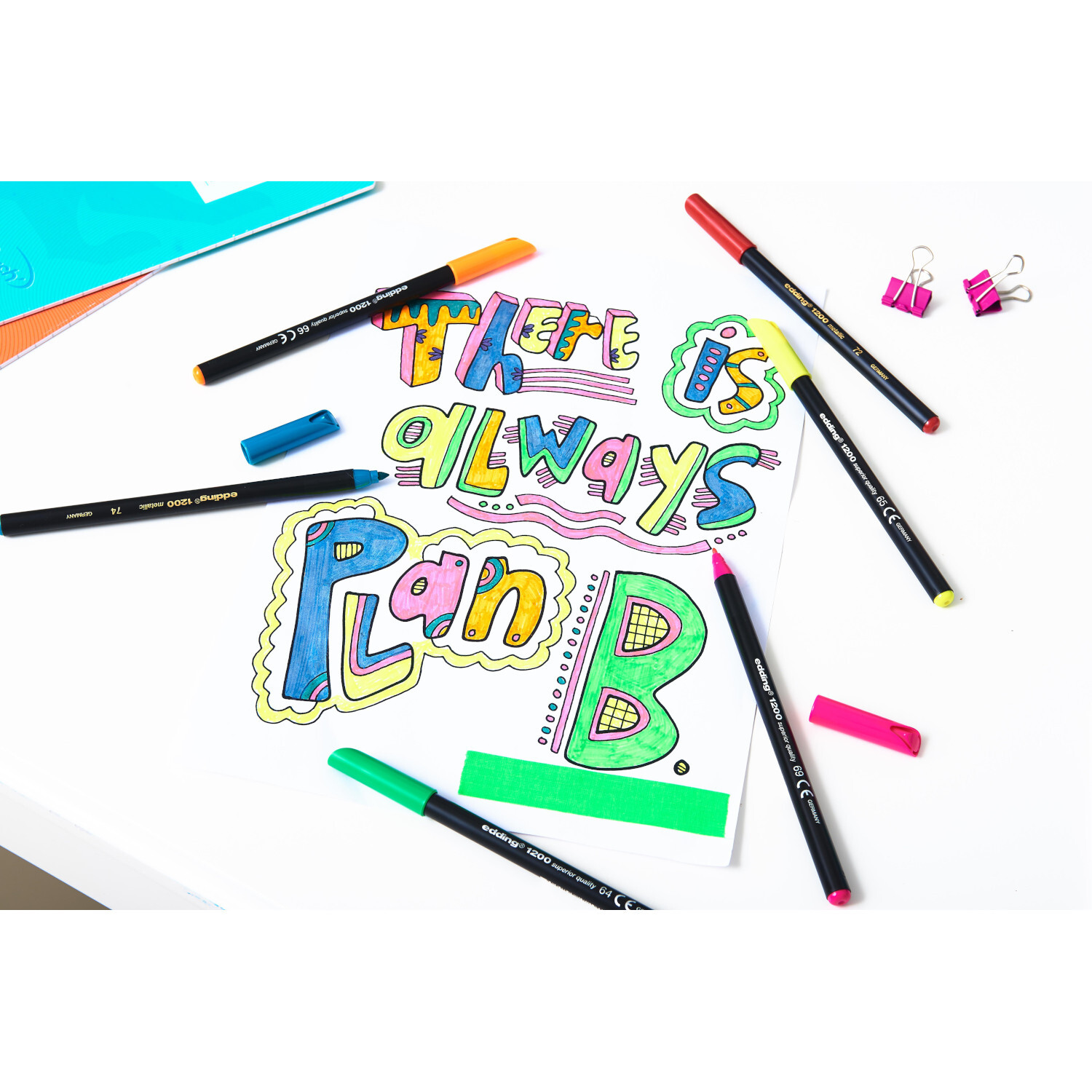 1200 colour pen 0,5-1mm Farbe Blau von edding International 1200 colour pen 0,5-1mm: Bunte edding Stifte auf Tisch mit kreativem Schriftzug "There is always Plan B".