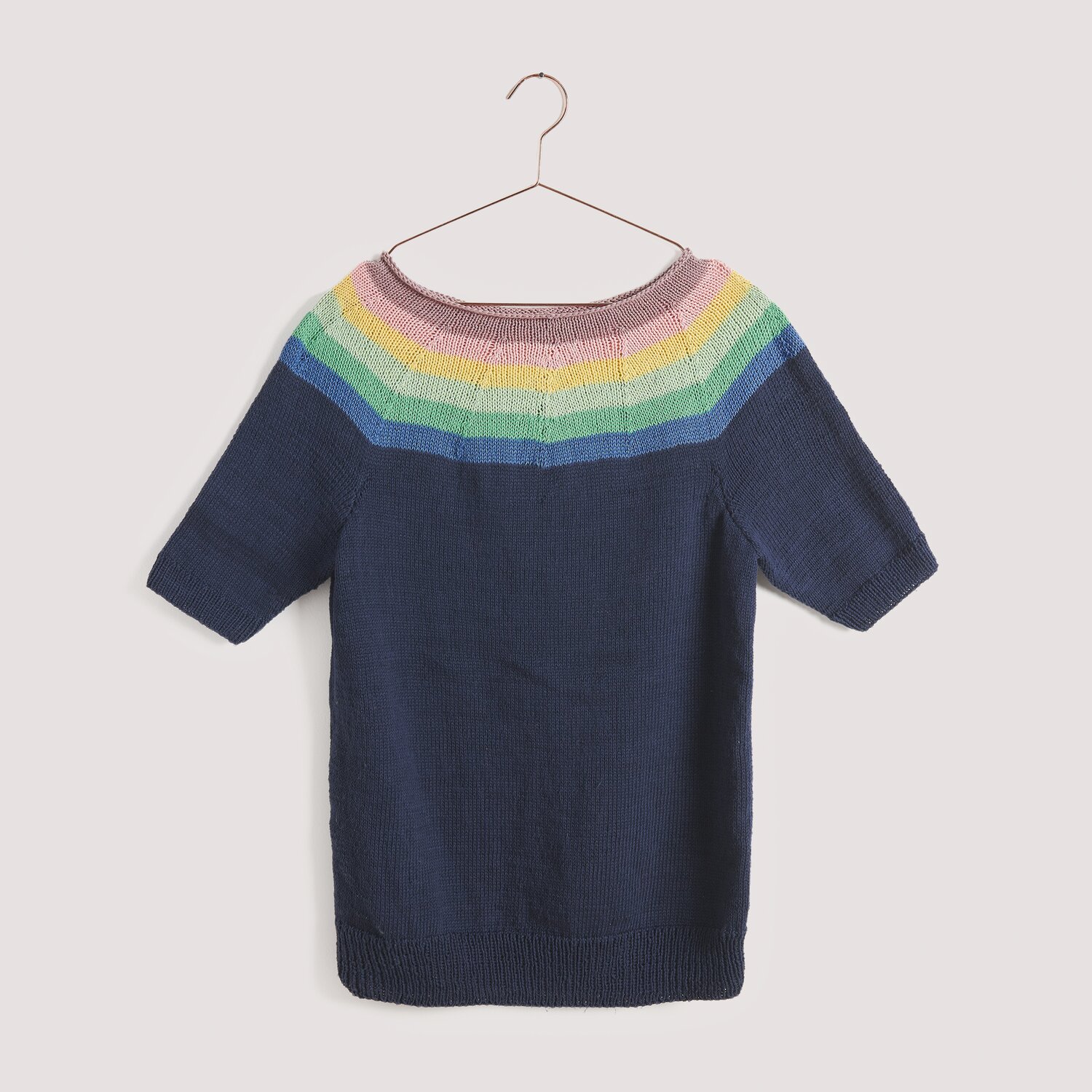 Strickset Top-Down-Shirt Modell 22 B, kurzärmelig, mit Regenbogenmuster und dunkelblauem Körper.