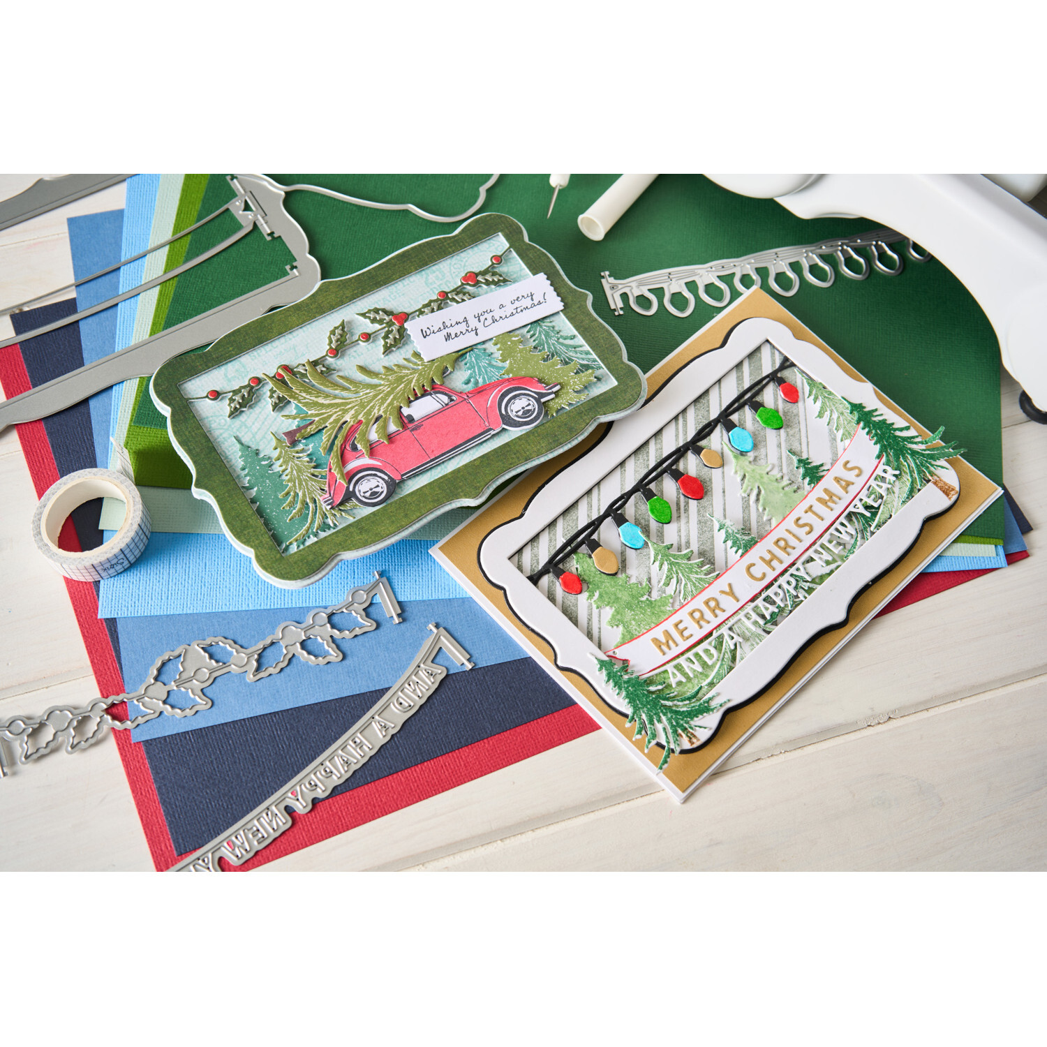 Thinlits Die Set Snap and Swap Merry Christmas: Zwei festliche Karten mit bunten Designs und weihnachtlichen Motiven auf einem Tisch arrangiert.